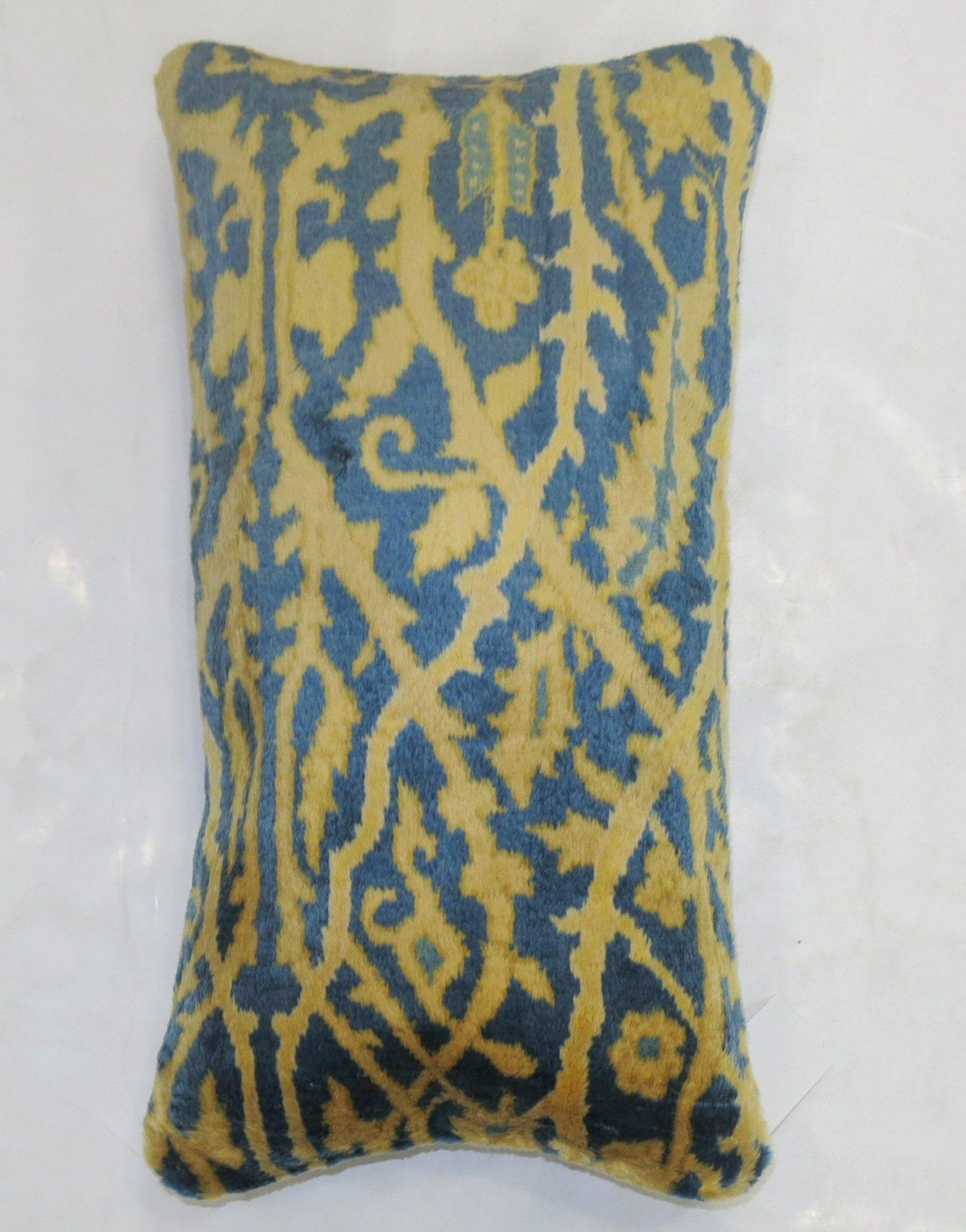 Coussin réalisé à partir d'un tapis indien larestan du XXe siècle, à la laine soyeuse, dans des tons bleus et or.

Mesures : 14'' x 24''.