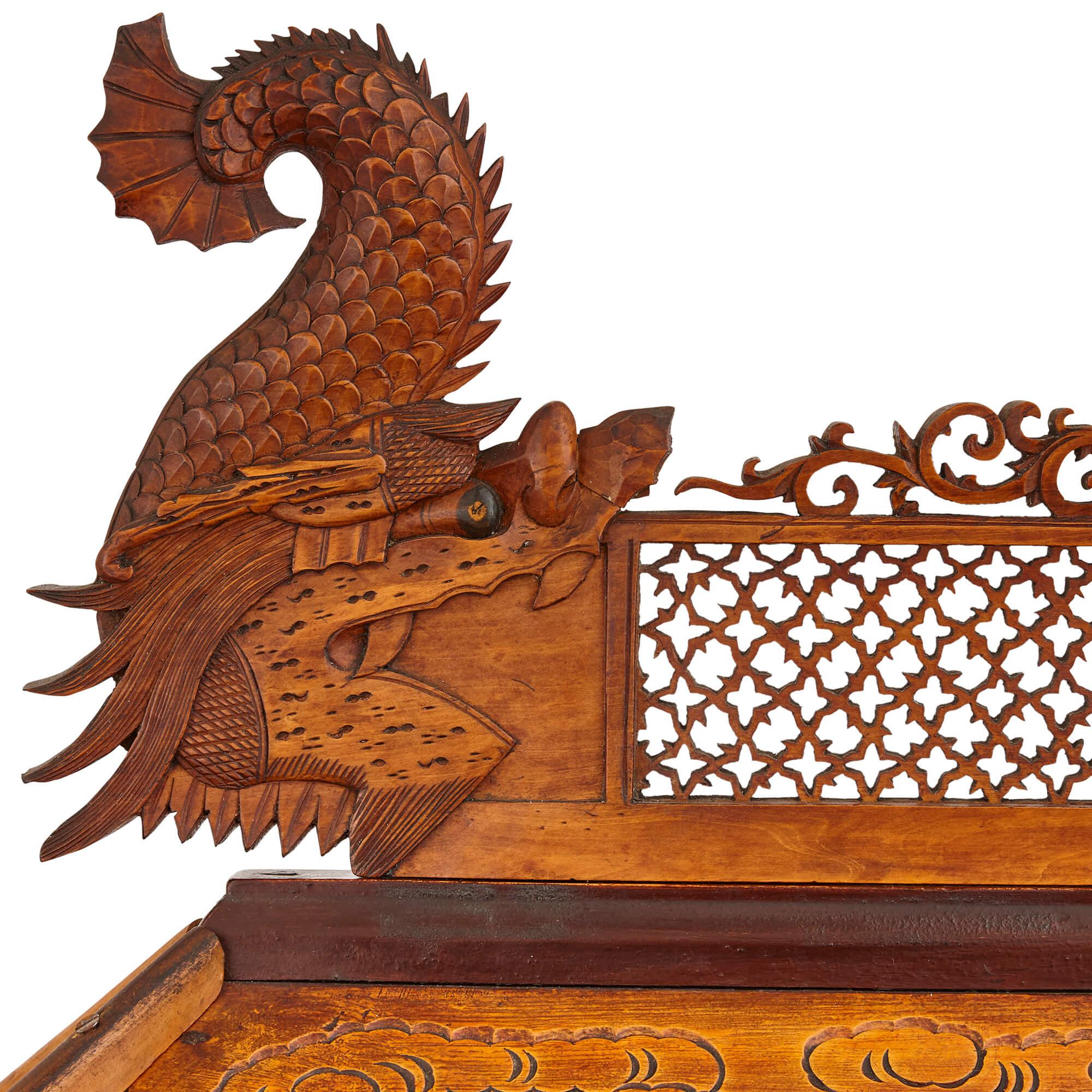 Os Grand cabinet chinois en bois dur, buis et ébène incrusté d'os. en vente
