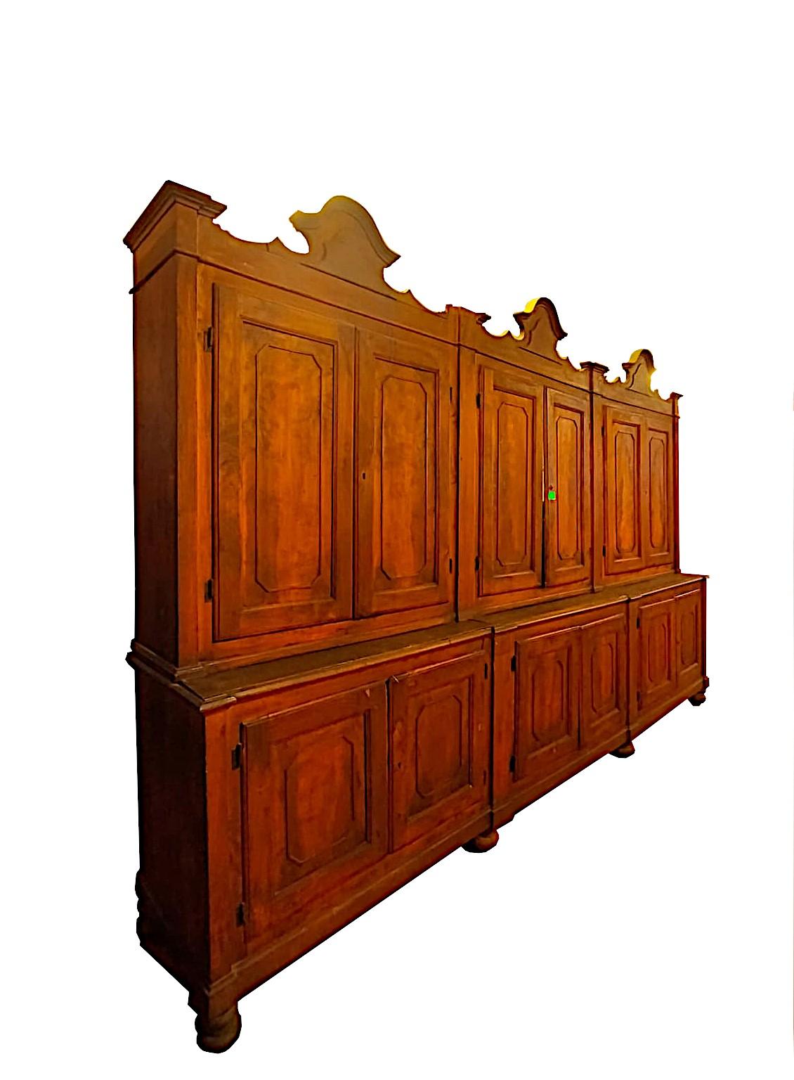 Large bookcase - 12-door archive, double-body cabinet.

Italy mid-19th century
Made of gattice (poplar type)
Lends itself to being lacquered
In patina.

Measures: Length 400 cm - Total height 265 - Depth 63 cm
Bookcase height cm 164, lower