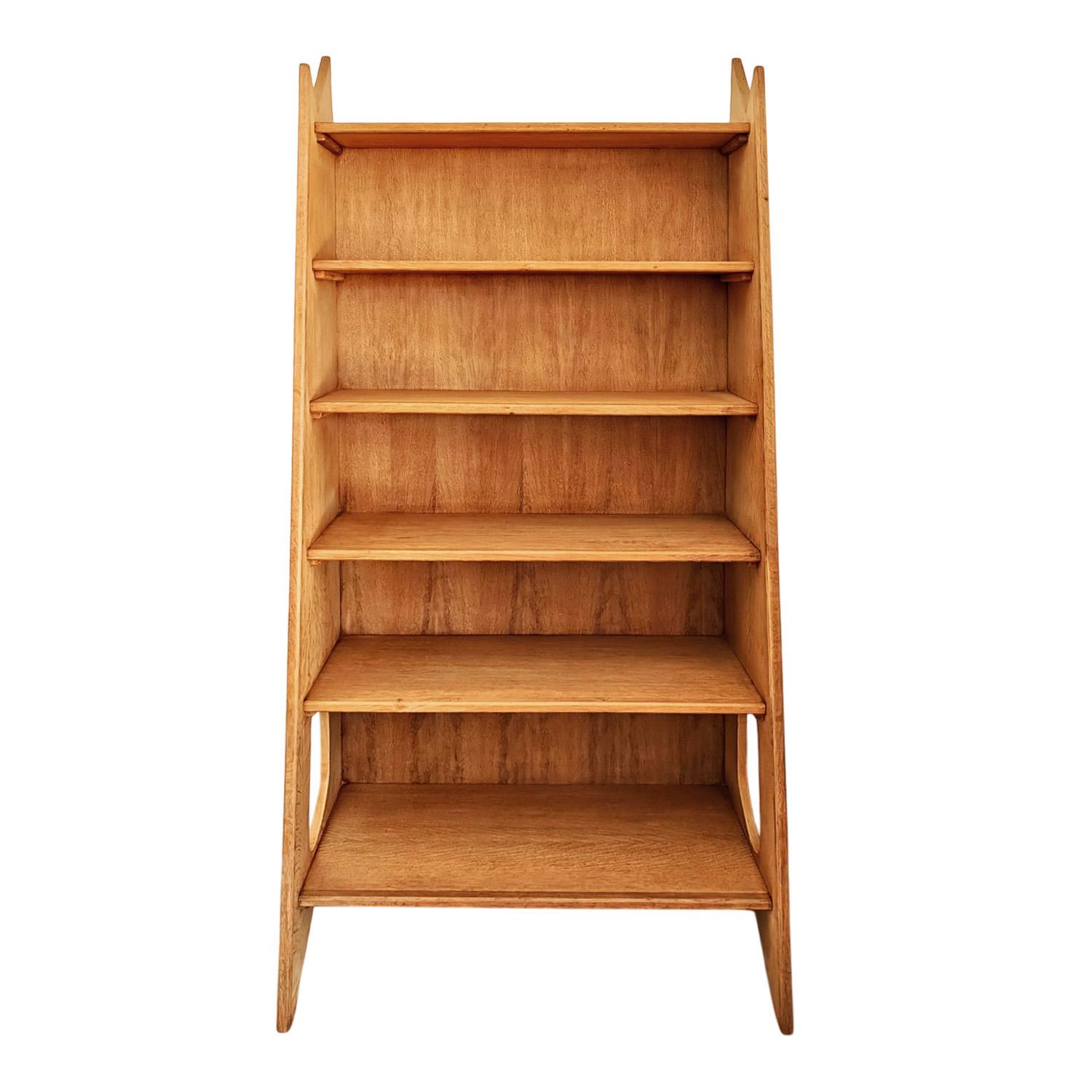 Grande libreria in rovere massiccio e impiallacciatura di rovere sverniciato e levigato,

Disegnato da Pierre Cruège (1913-2003) per Form Editions.

France 1950

Dimensioni 
cm 91 x 25/50 x 205
pollici 35,83 x 9,84/19,68 x 80,71