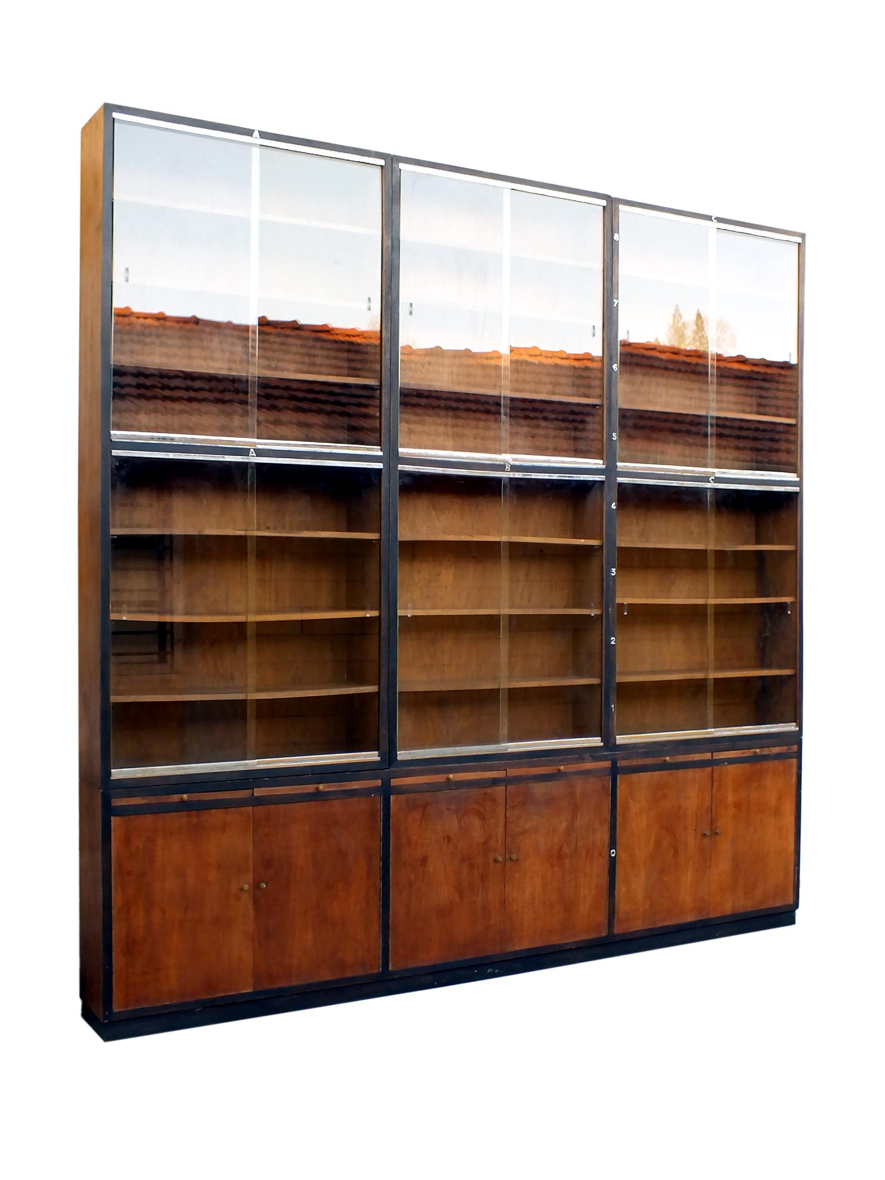 Elegante libreria/vetrina di grandi dimensioni, design art decò italiano razionale/autarchia anni '30 in vetro noce.

provenienza da un importante e storico stabilimento di Ivrea, città di Olivetti.

questa libreria è composta da quattro (4) pezzi