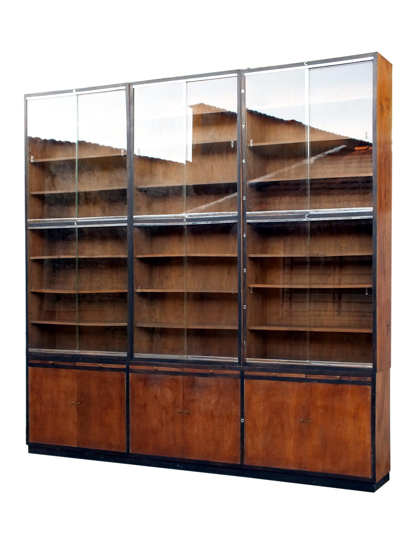 Italiano Libreria grande decò design italiano razionale autarchia anni '30 in cristallo noce in vendita