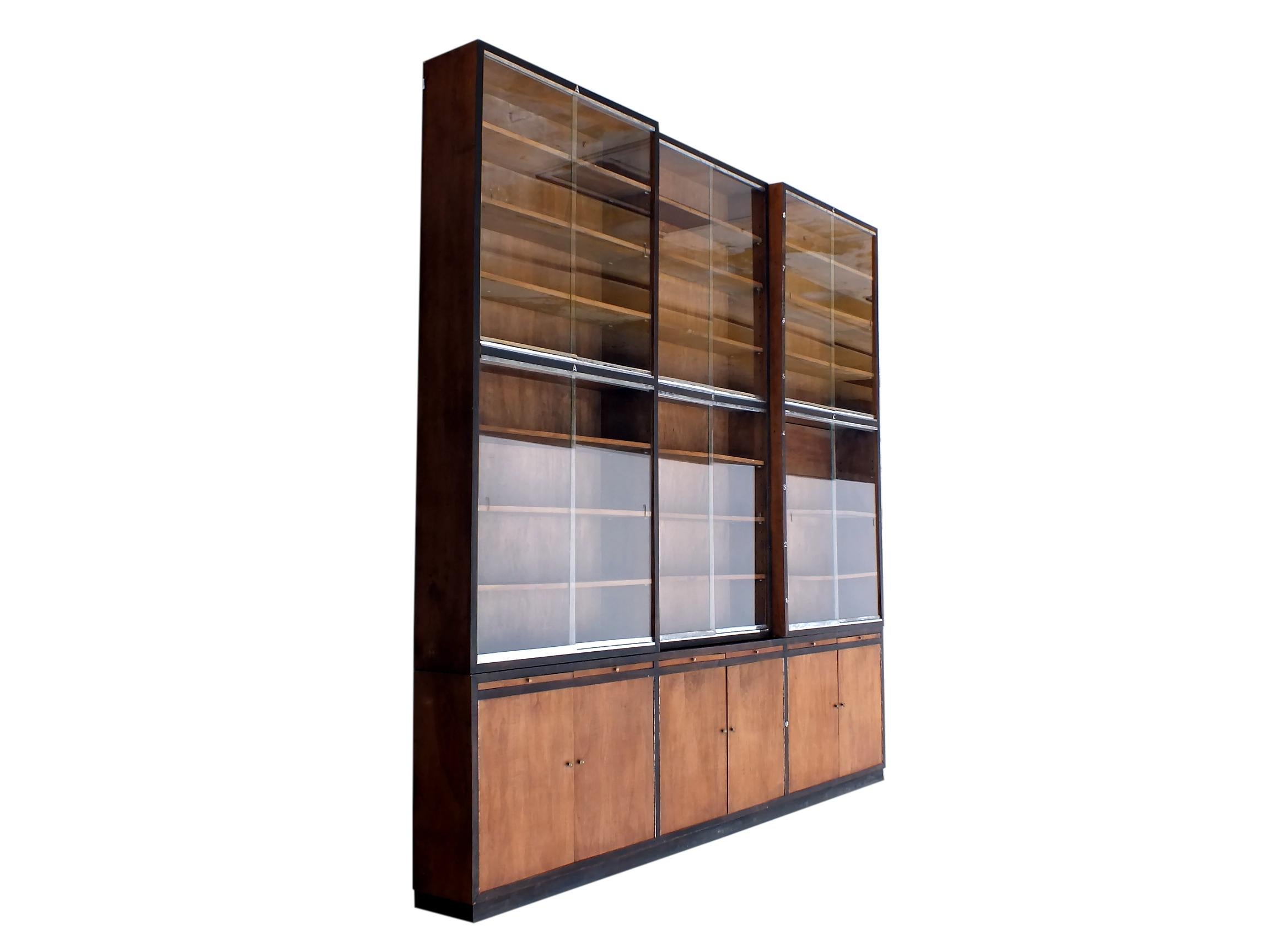 Libreria grande decò design italiano razionale autarchia anni '30 in cristallo noce In condizioni buone in vendita a Biella, IT