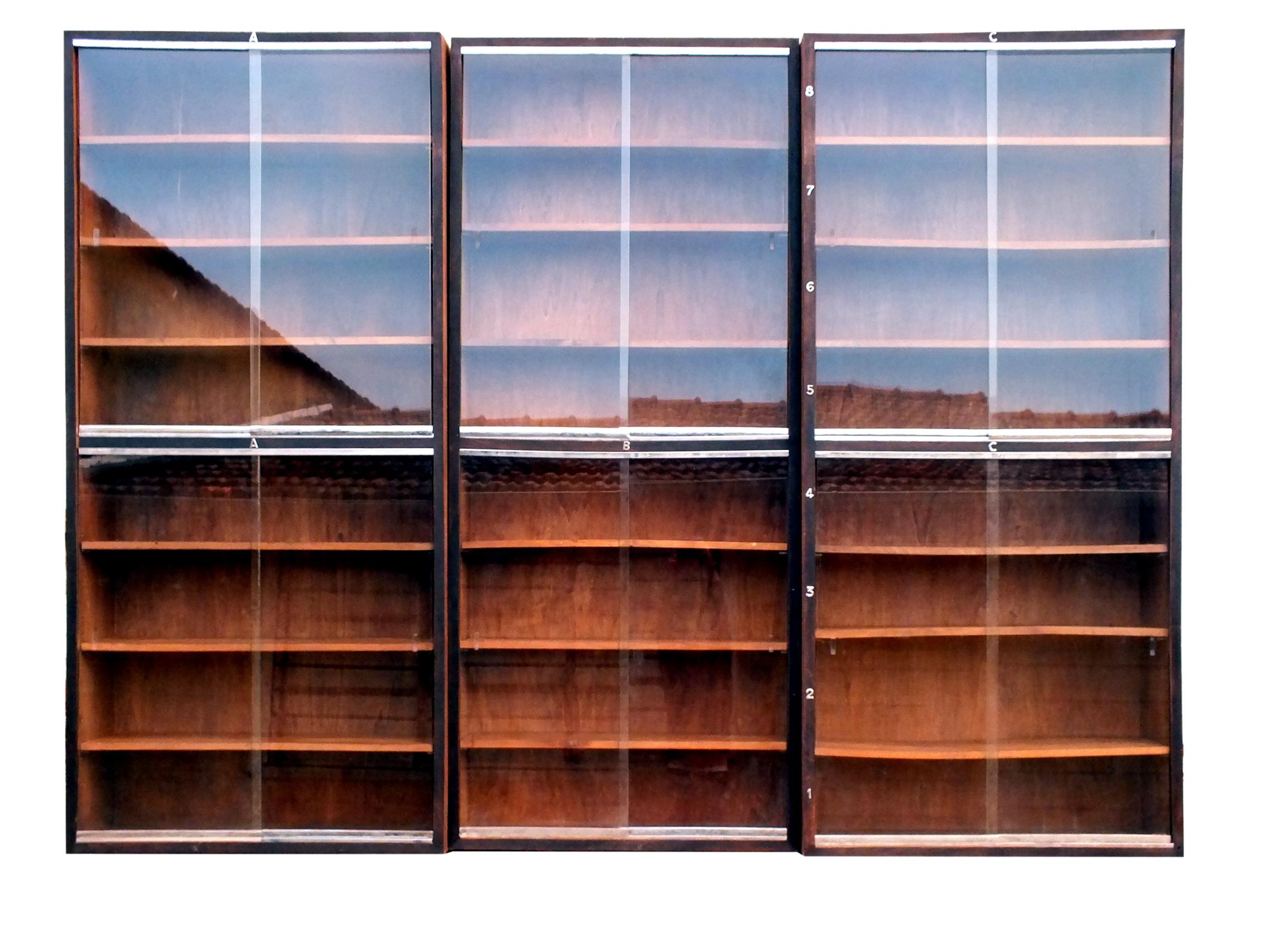 Metà XX secolo Libreria grande decò design italiano razionale autarchia anni '30 in cristallo noce in vendita