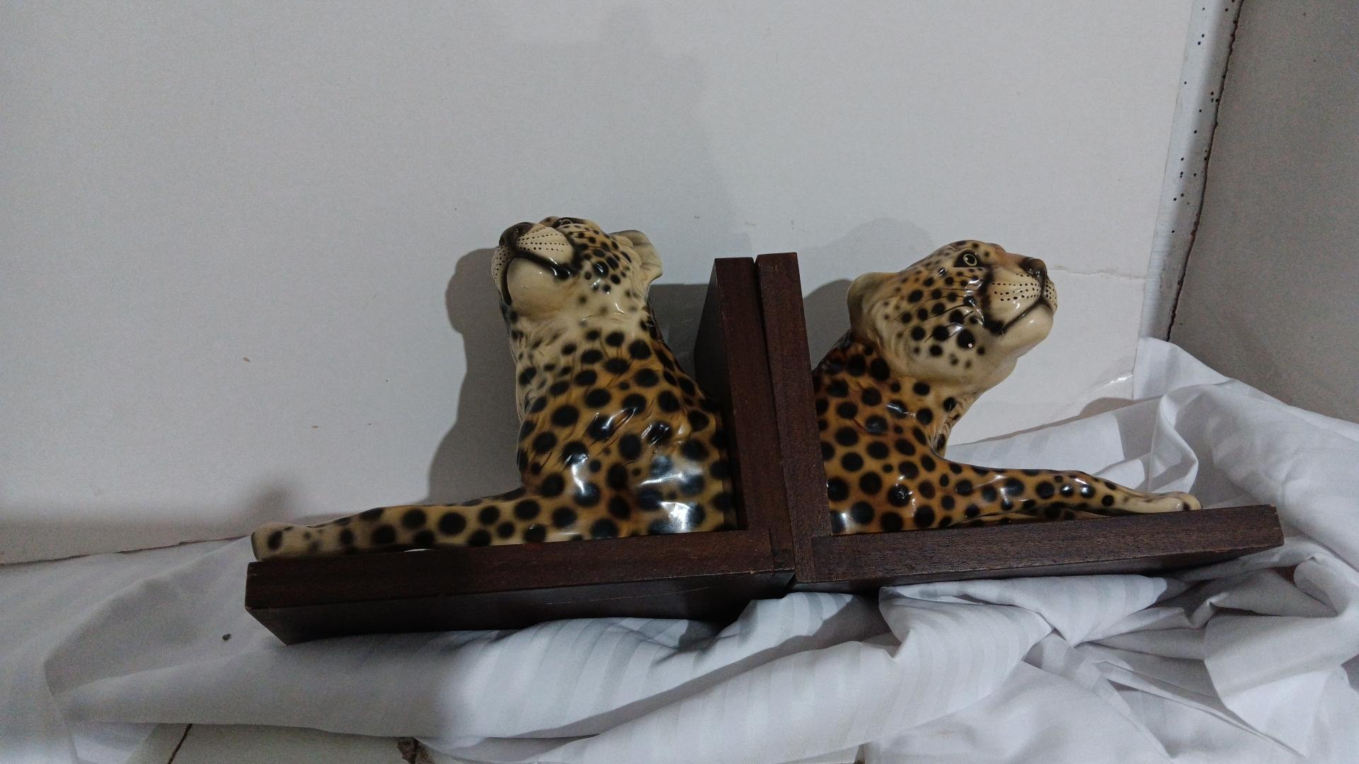 Large Bookends Spectacular Ceramic or Porcelain in the shape of a leopard 50s 7