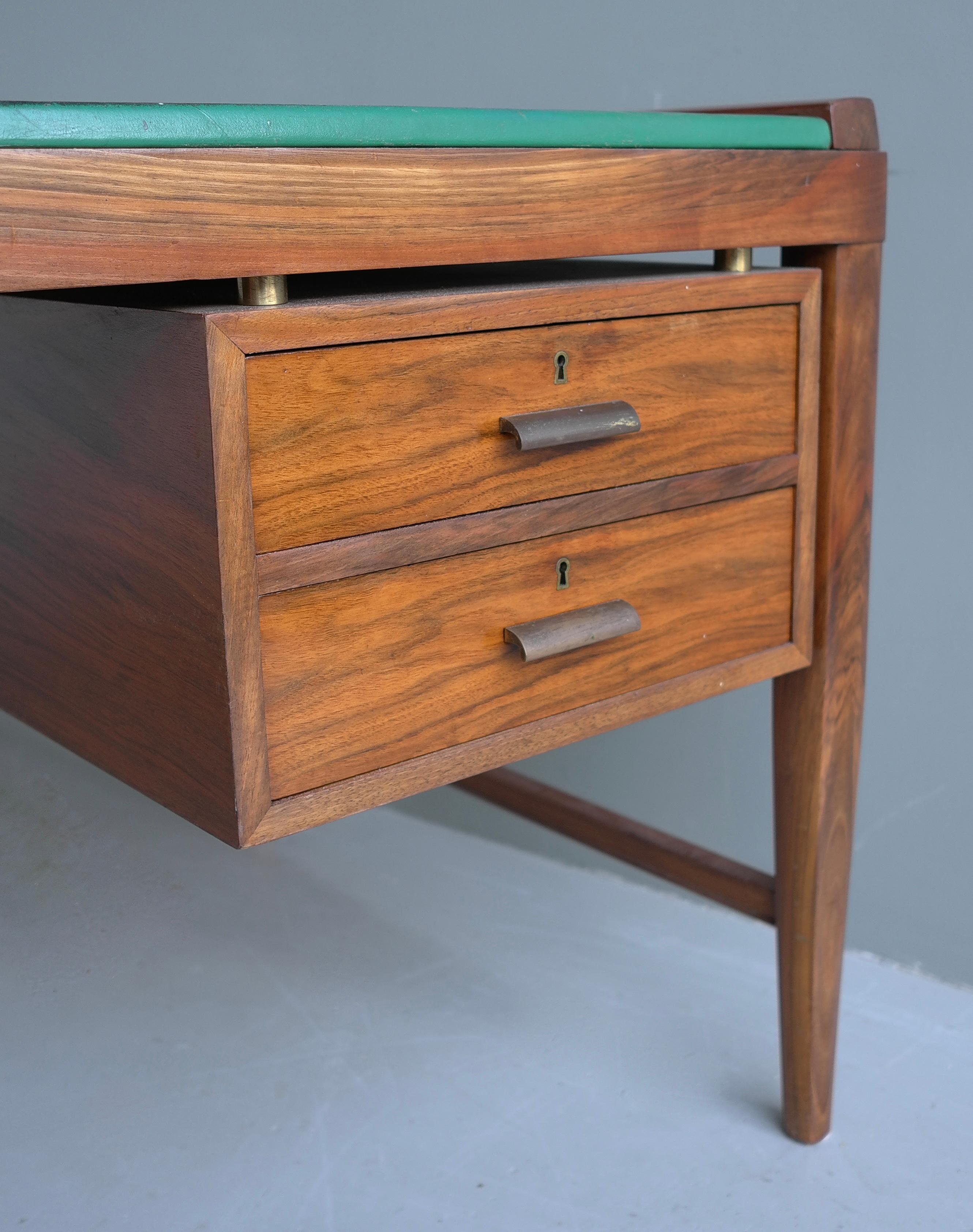 Large Boomerang shaped Walnut Desk with Green Leather patinated top Italy 1950’s For Sale 4