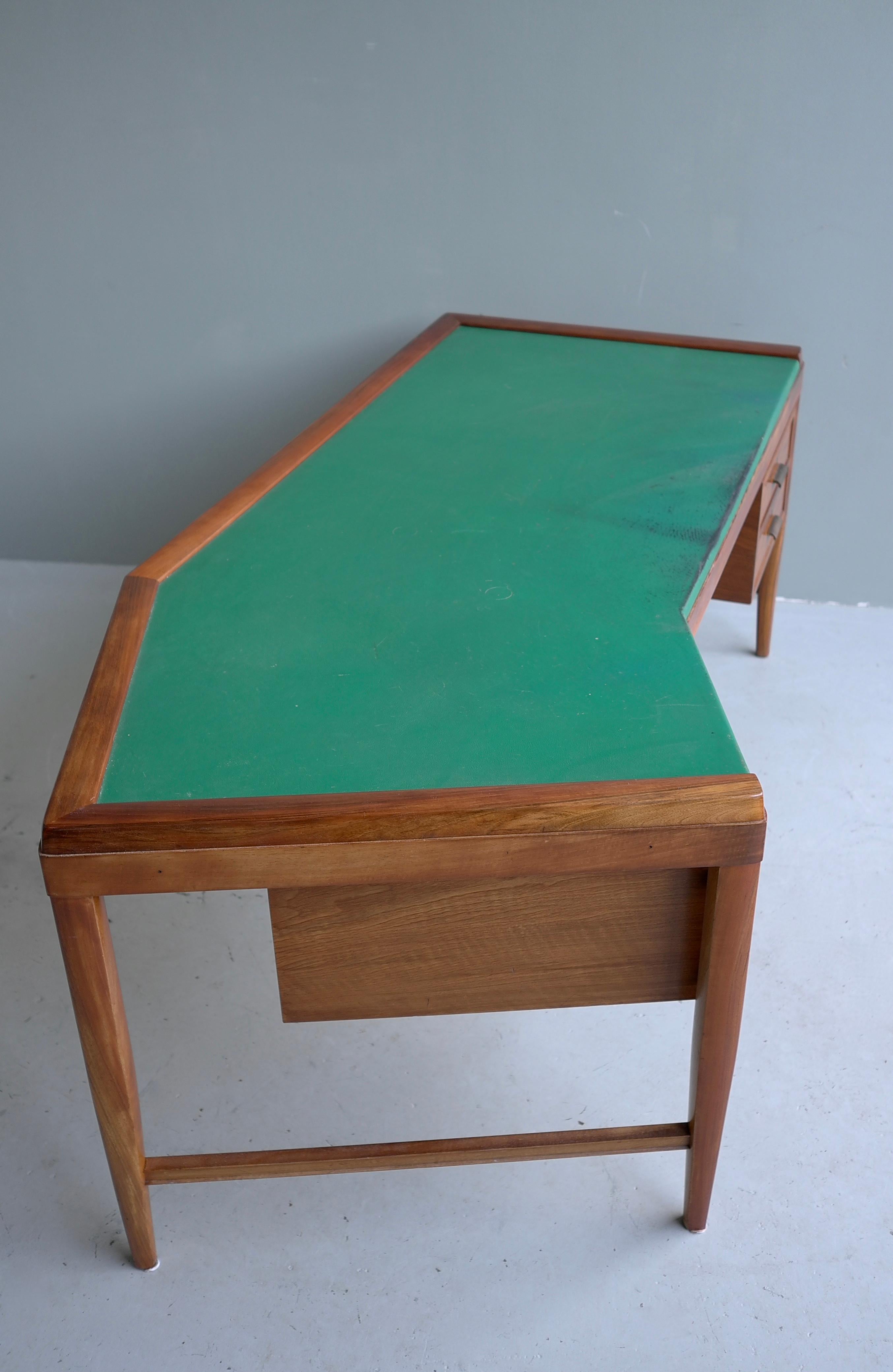 Large Boomerang shaped Walnut Desk with Green Leather patinated top Italy 1950’s For Sale 5