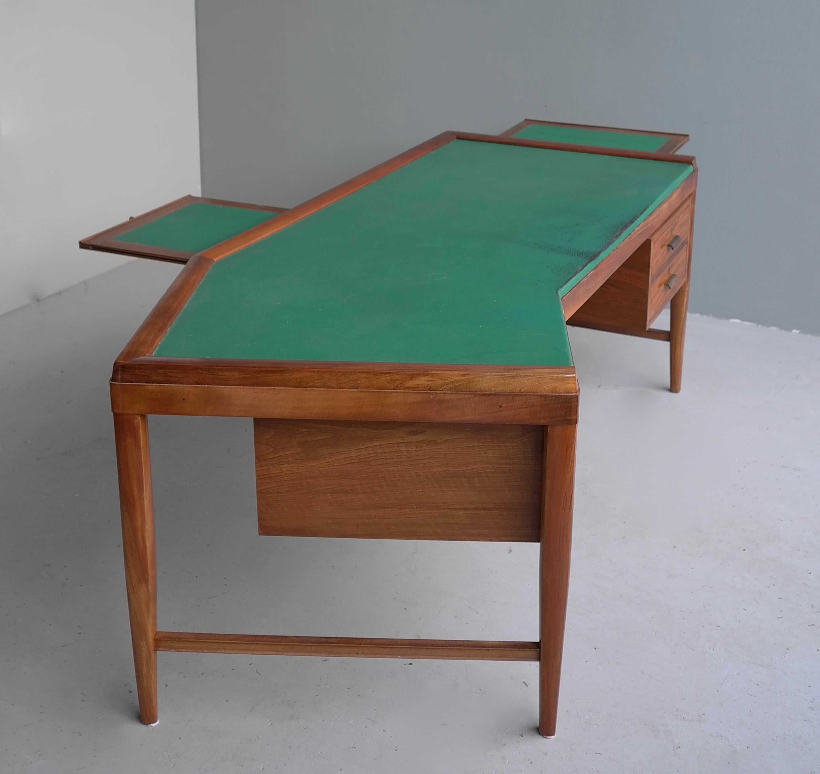 Large Boomerang shaped Walnut Desk with Green Leather patinated top Italy 1950’s For Sale 7