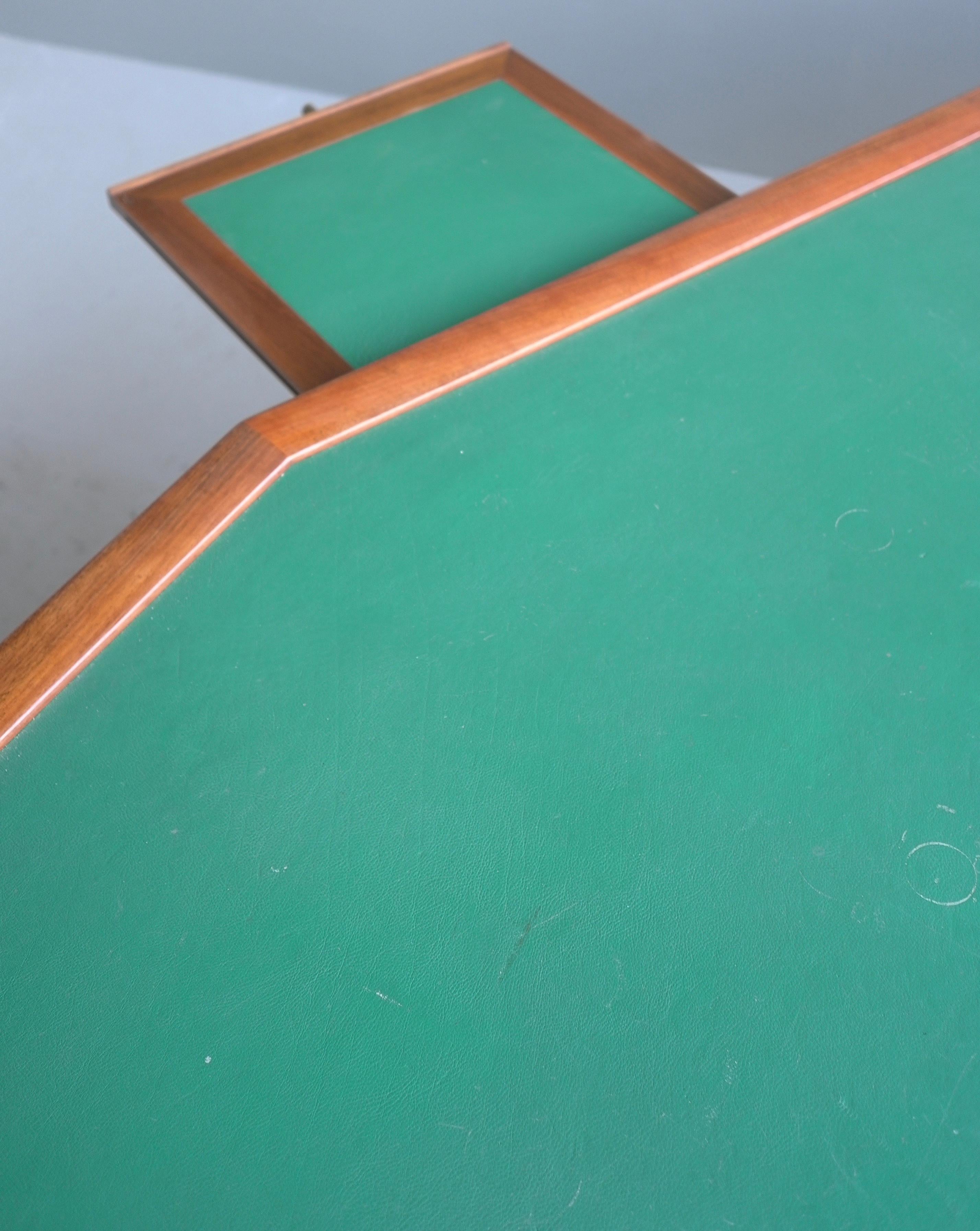 Large Boomerang shaped Walnut Desk with Green Leather patinated top Italy 1950’s For Sale 11