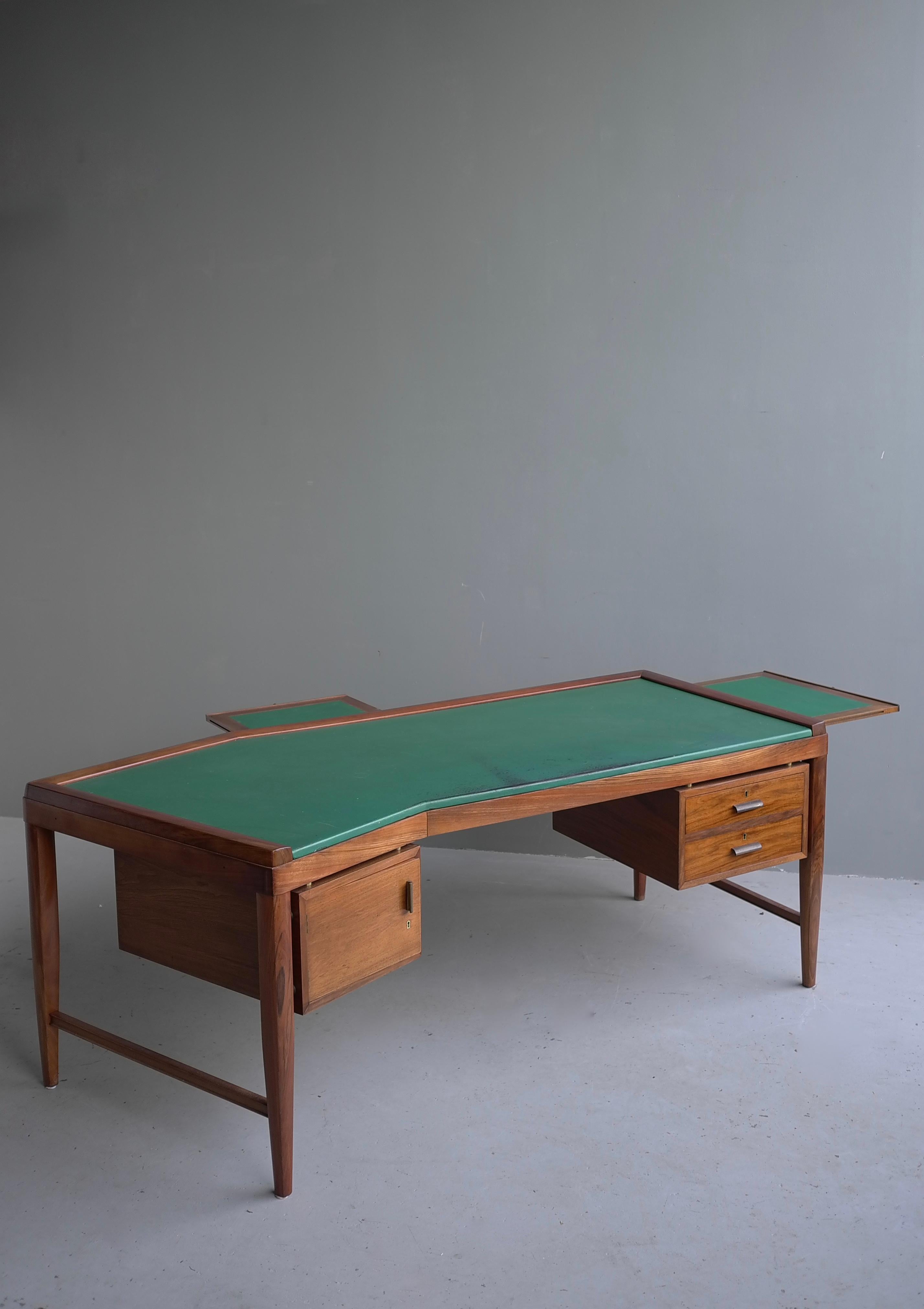 Large Boomerang shaped Walnut Desk with Green Leather patinated top Italy 1950’s In Good Condition For Sale In Den Haag, NL