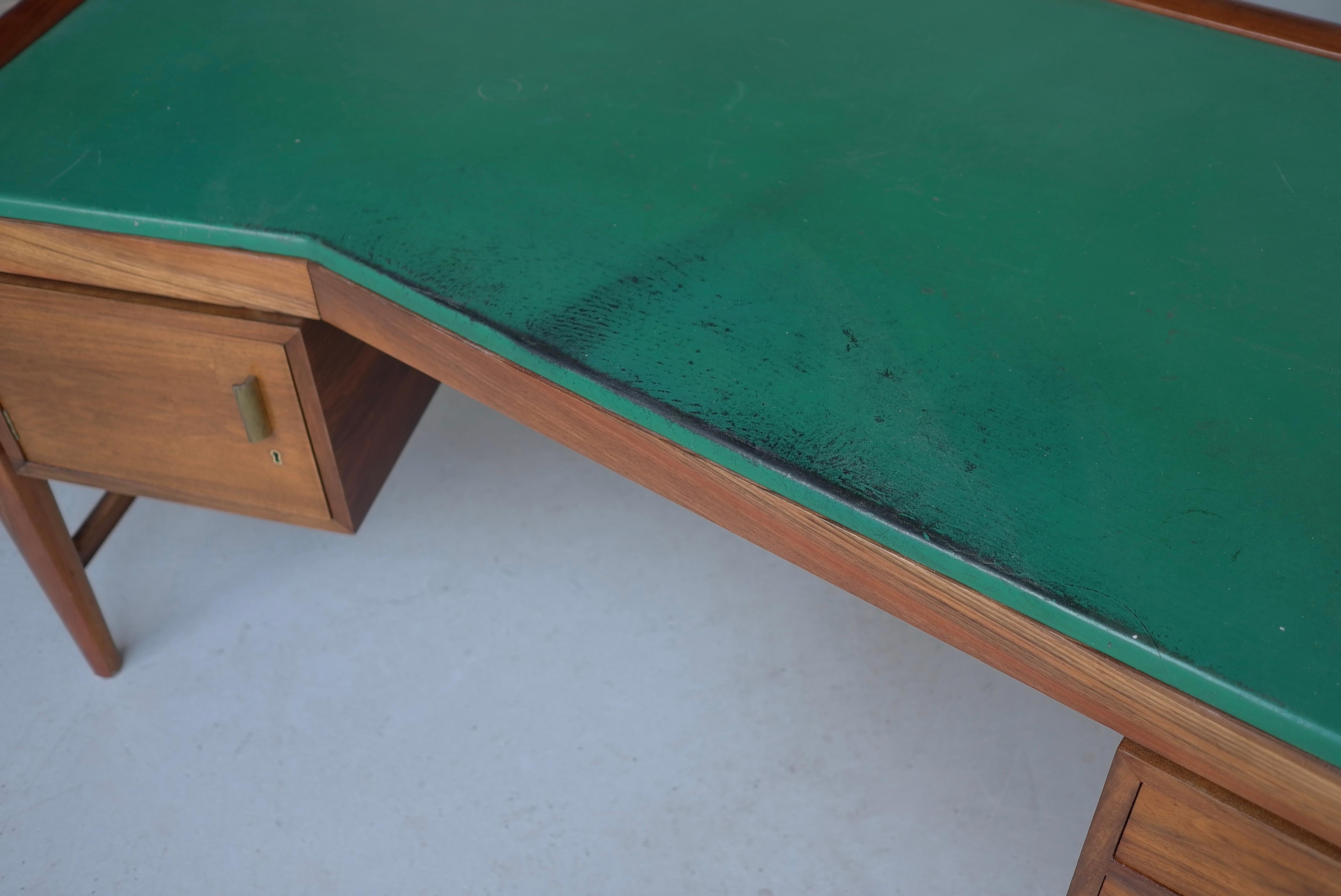 Large Boomerang shaped Walnut Desk with Green Leather patinated top Italy 1950’s For Sale 1