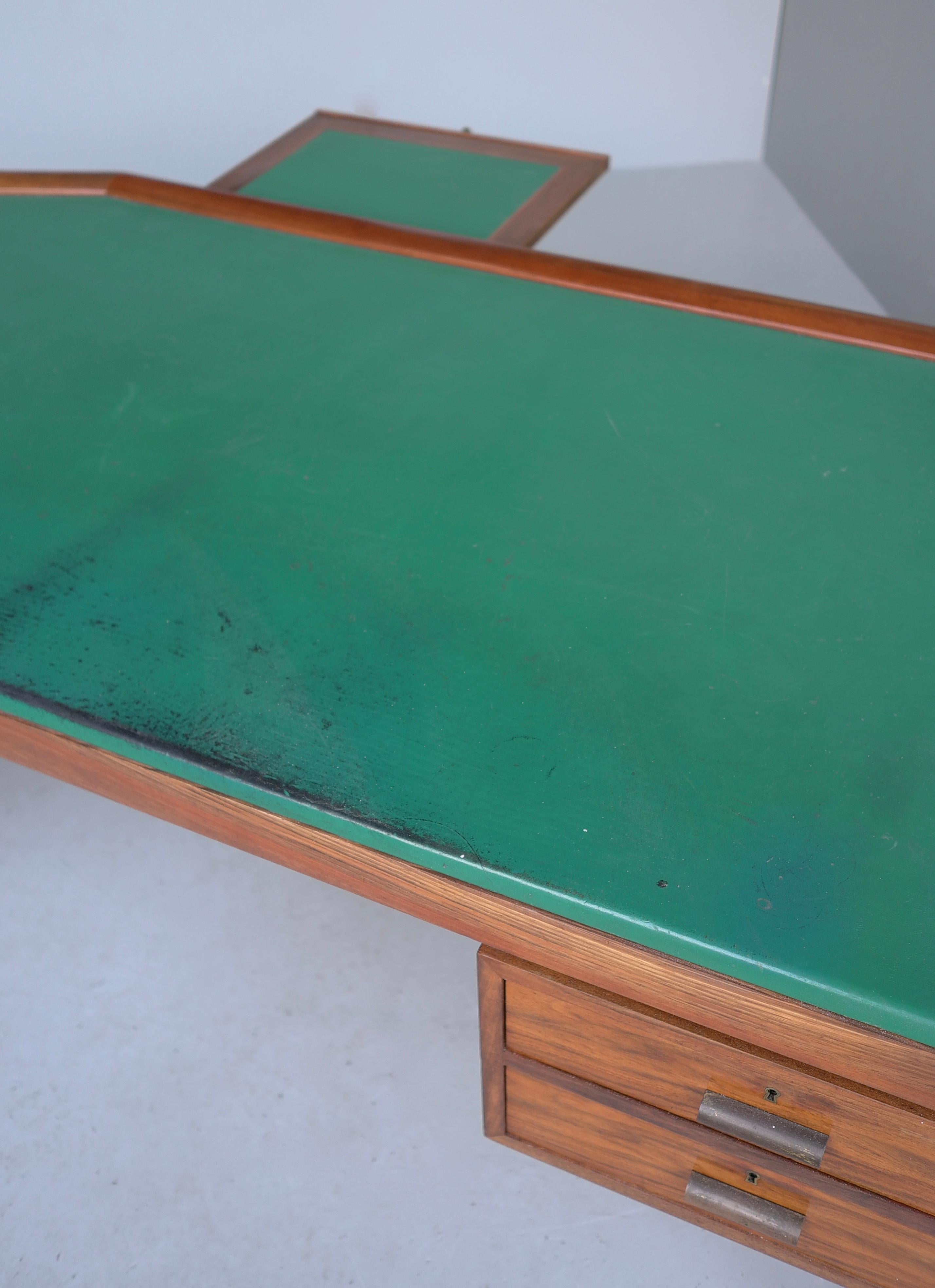 Grand bureau en noyer en forme de boomerang avec plateau en cuir vert patiné Italie années 1950 en vente 1