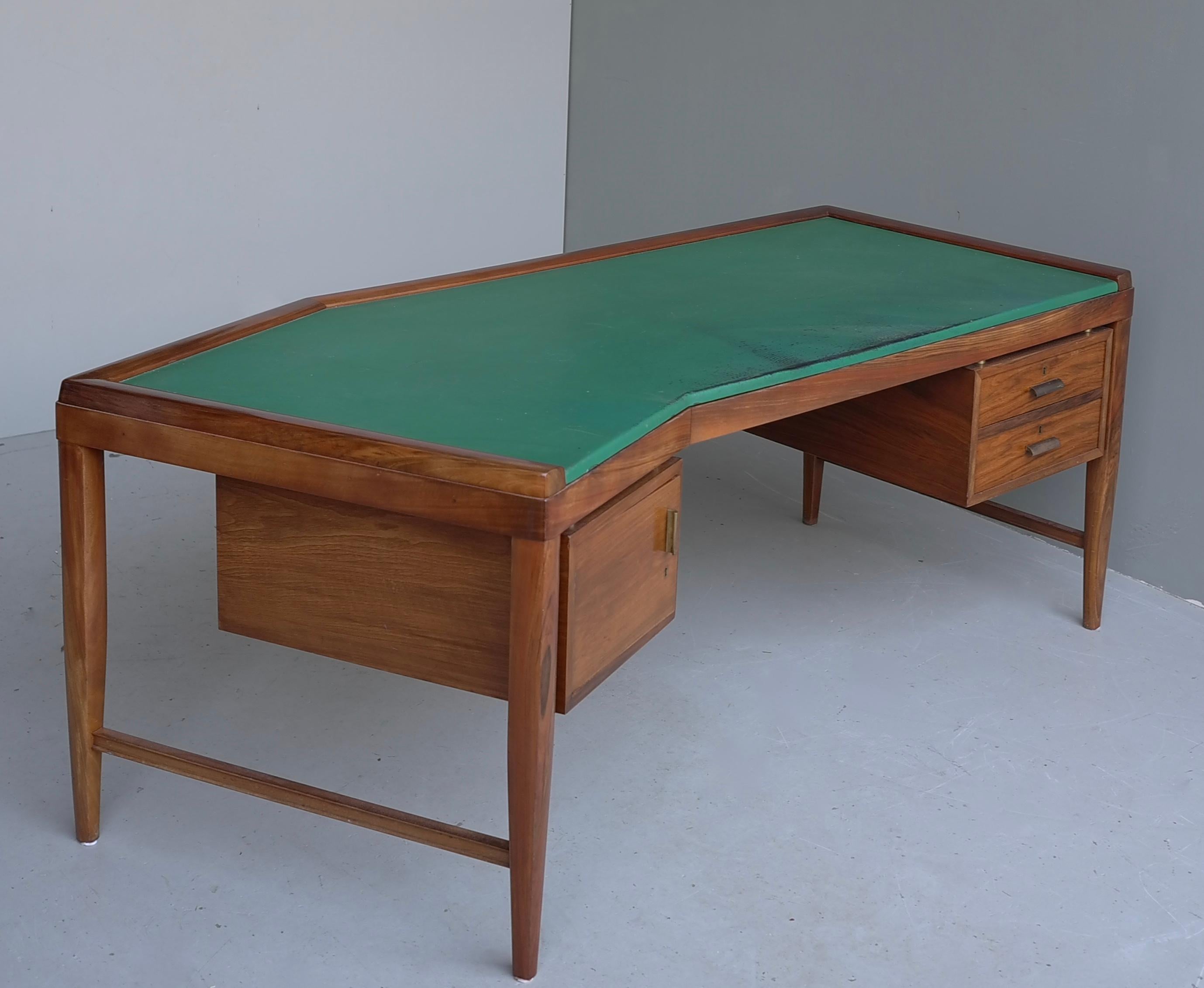 Large Boomerang shaped Walnut Desk with Green Leather patinated top Italy 1950’s For Sale 3