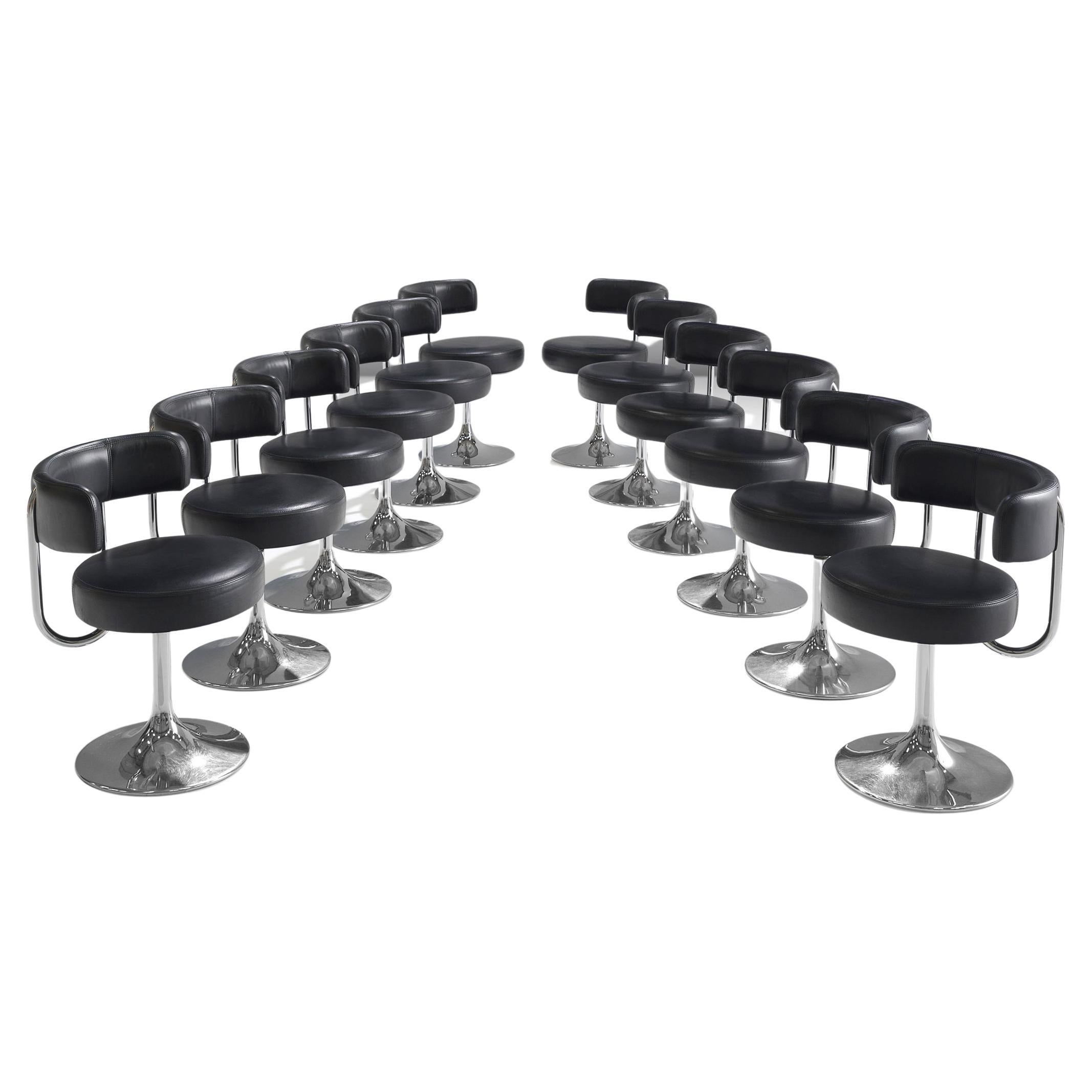 Börje Johanson pour Design/One, ensemble de douze chaises de salle à manger pivotantes, métal, similicuir noir, Suède, années 1970.

Chaises de salle à manger très confortables en similicuir noir. Grâce à l'assise et au dossier souples, ces chaises