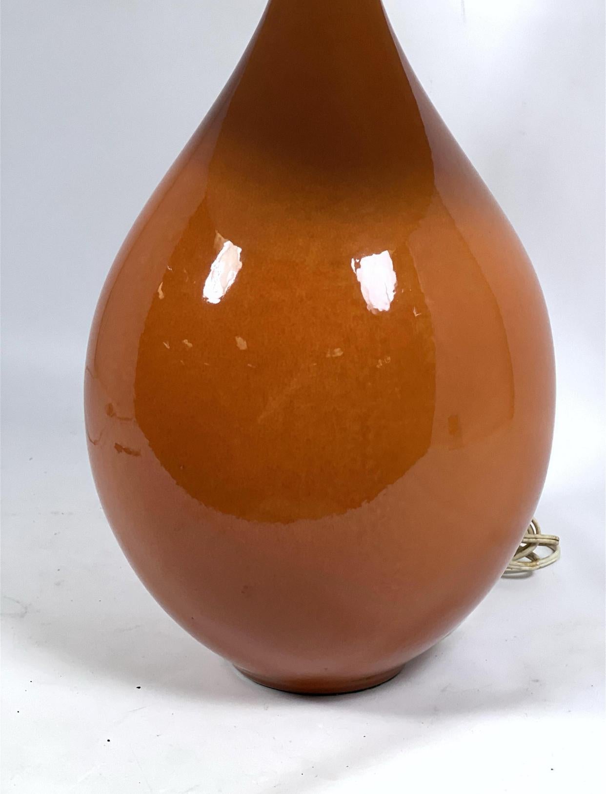 Große kürbisförmige Keramik-Tischlampe von Lotte und Gunner Bostlund. Der Körper der Lampe ist 18