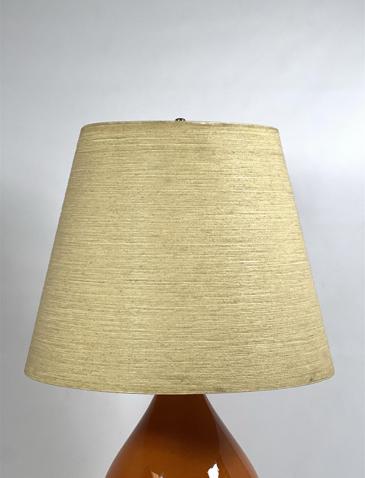 Große Bostlund-Tischlampe in Kürbisform aus Keramik mit original Bostlund-Schirm im Zustand „Gut“ im Angebot in Chicago, IL