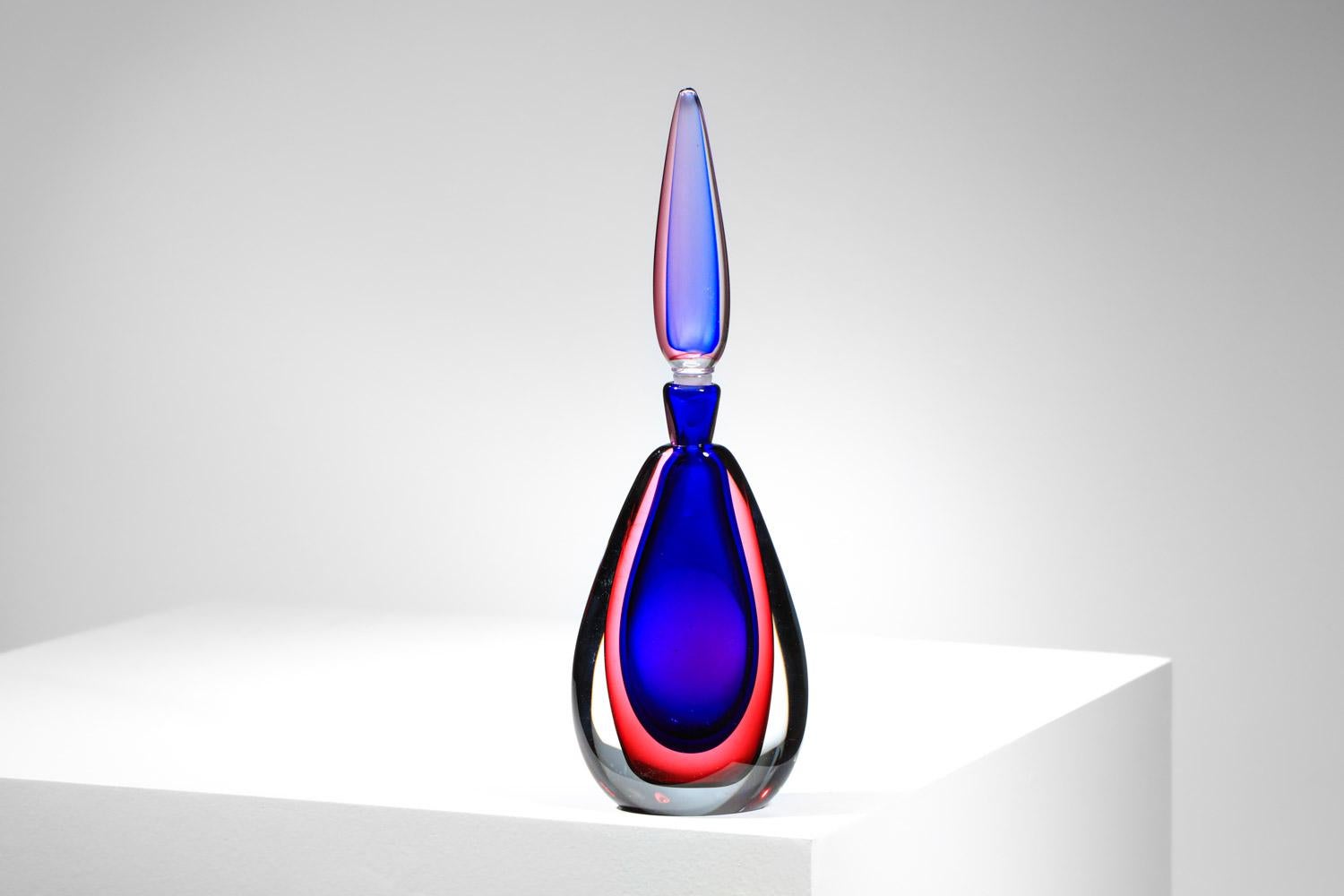 Metà XX secolo Grande bottiglia in vetro di Murano blu e rosso degli anni '60 in vendita