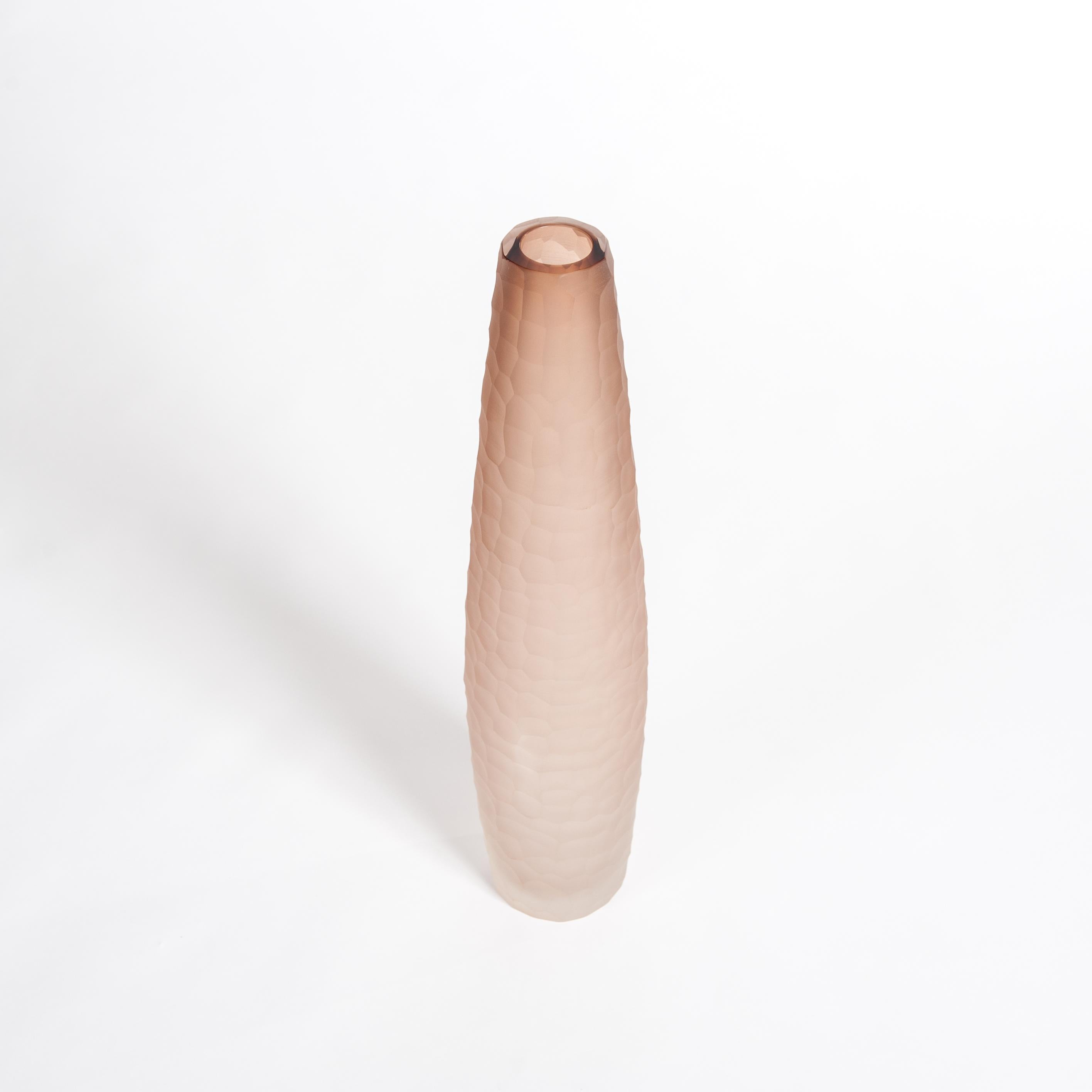 Grande vaso a forma di bottiglia in vetro di Murano della metà del secolo scorso, dal rosa antico al rosa scuro, firmato da Hand
L'intero vaso/superficie è stato molato con la tecnologia Battuto ed è quindi opaco.
Il gradiente di colore che va