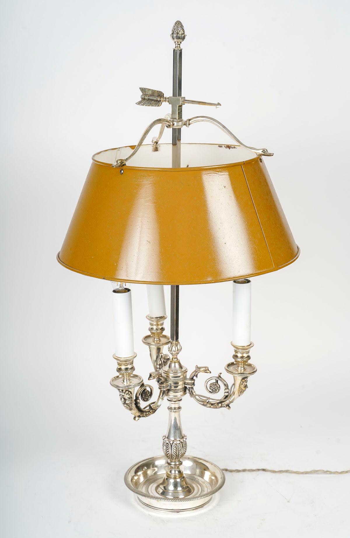 Large Bouillotte lamp in silver plated bronze, 19th century, Napoleon III period.

Large silvered bronze bouillotte lamp, light brown painted sheet metal lampshade, 19th century, Napoleon III period, 3 arms of lights.
h: 76 cm, d: 37cm