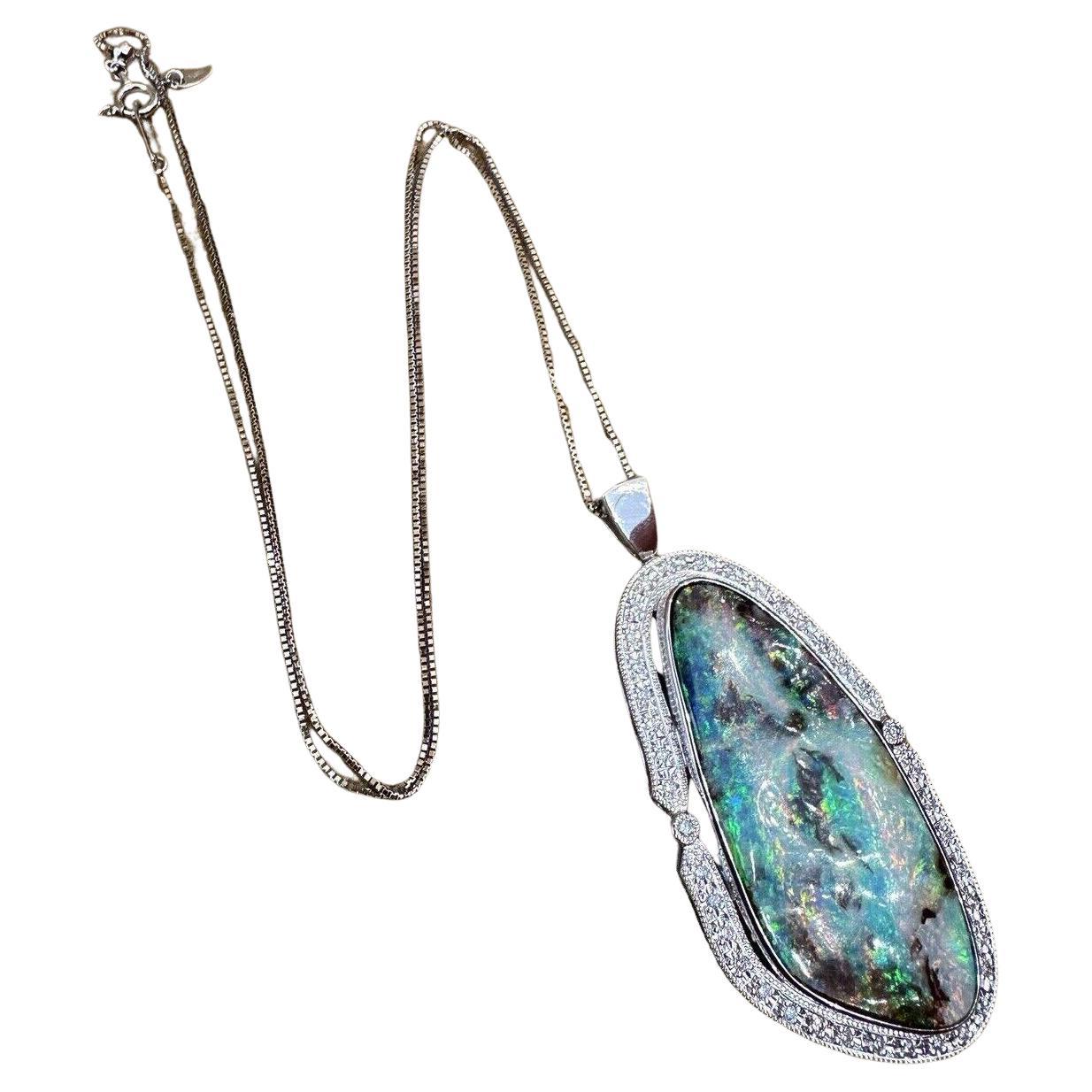 Grand collier pendentif en platine avec opale Boulder et diamants