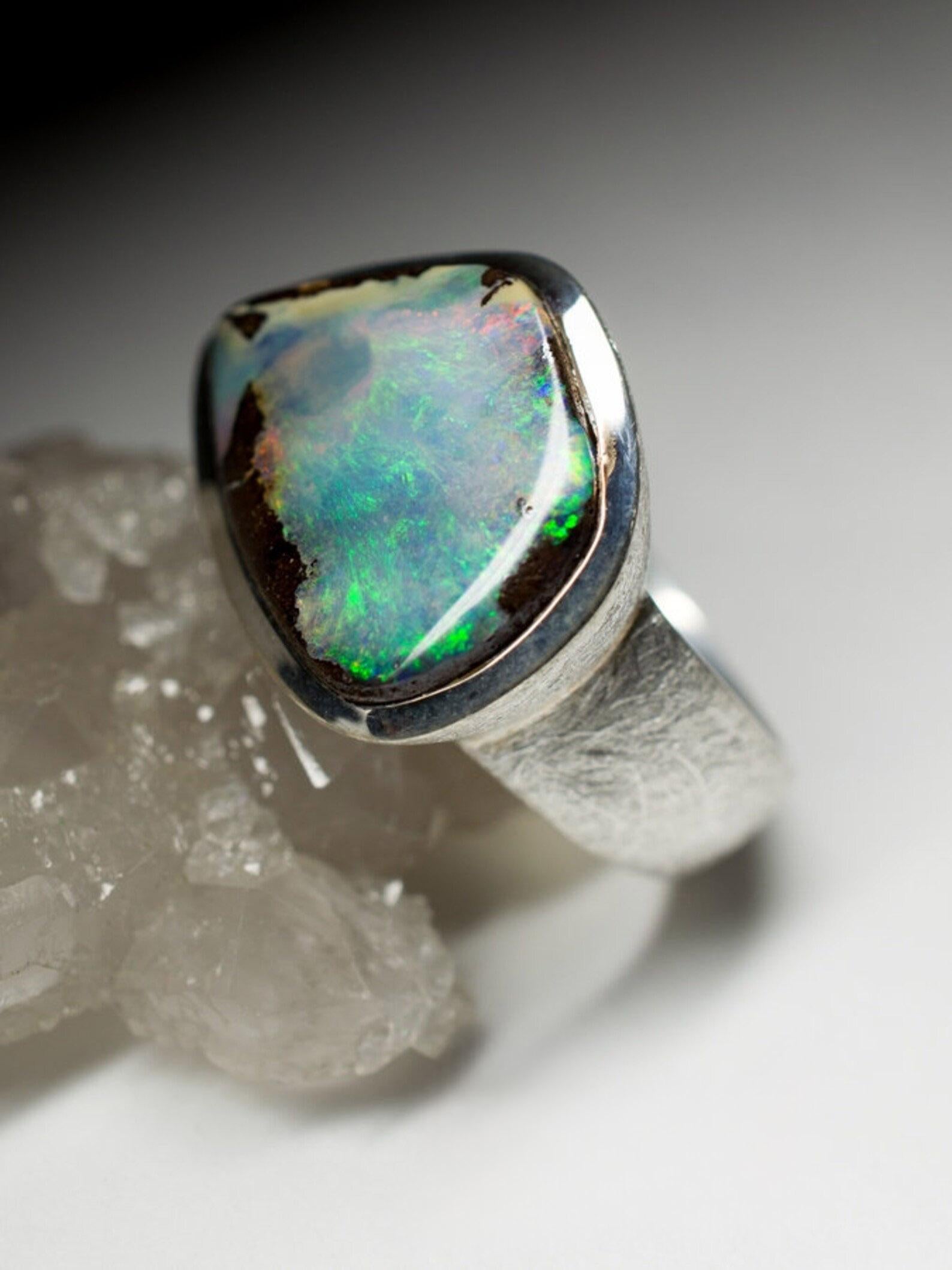 Large Boulder Opal Ring silver Green Blue Australian Gemstone unisex vintage In New Condition For Sale In Berlin, DE