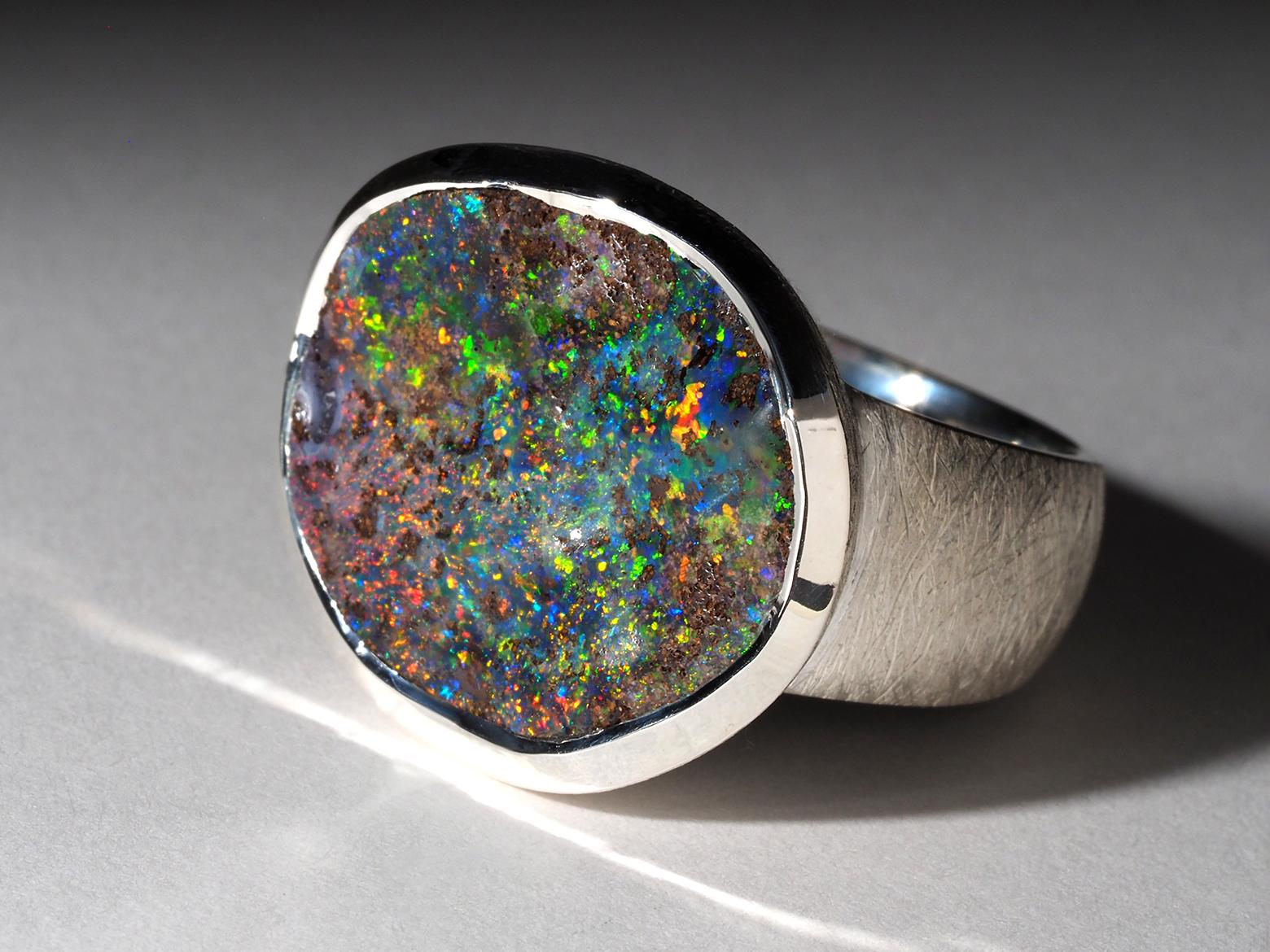Grande anello di opale Boulder in argento Anello di dichiarazione con pietra preziosa colorata da 8 carati in vendita 4