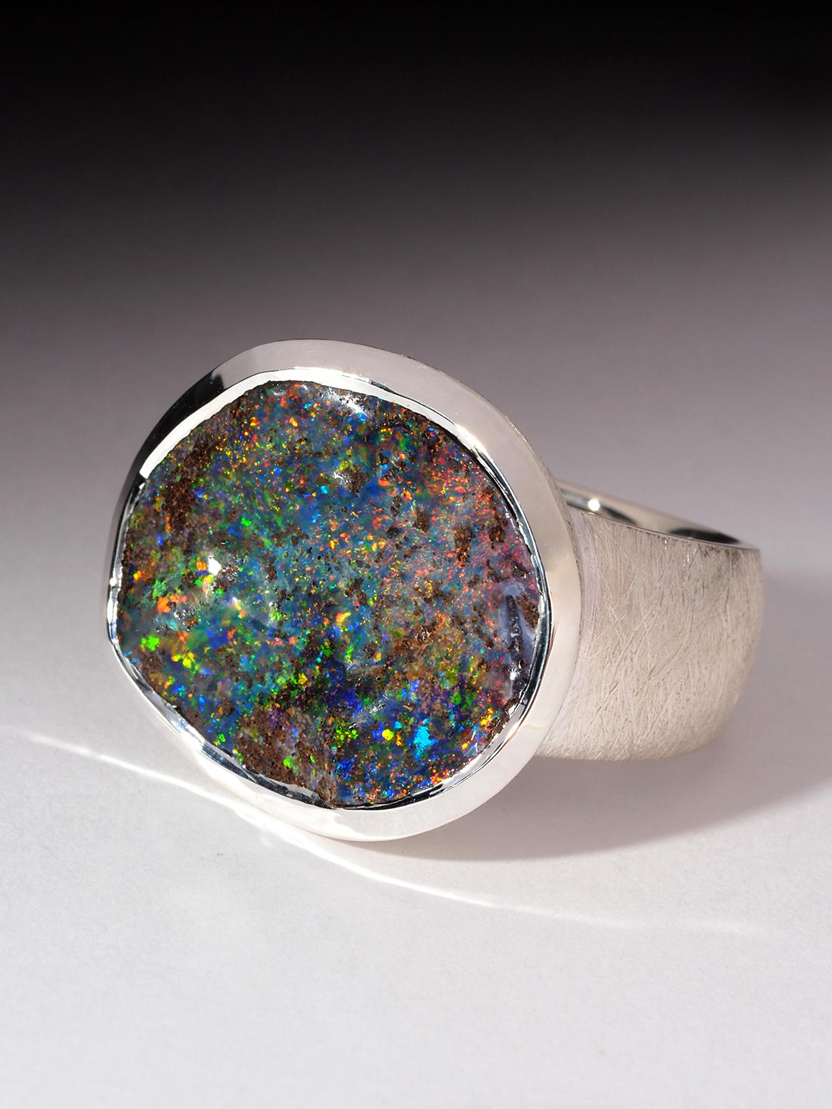 Artigiano Grande anello di opale Boulder in argento Anello di dichiarazione con pietra preziosa colorata da 8 carati in vendita