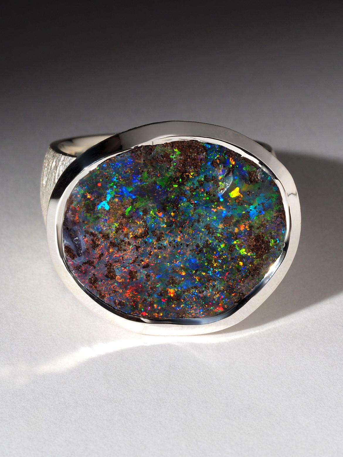 Taglio ovale Grande anello di opale Boulder in argento Anello di dichiarazione con pietra preziosa colorata da 8 carati in vendita