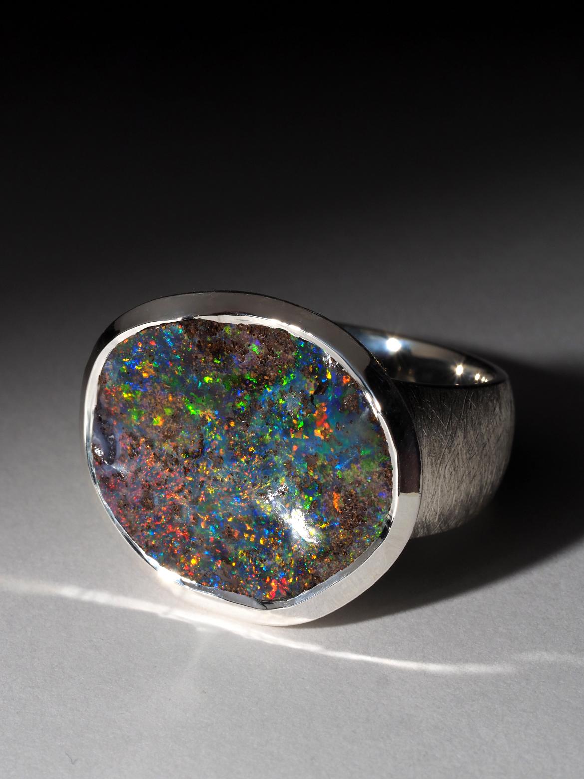 Grande anello di opale Boulder in argento Anello di dichiarazione con pietra preziosa colorata da 8 carati In condizioni Nuovo in vendita a Berlin, DE