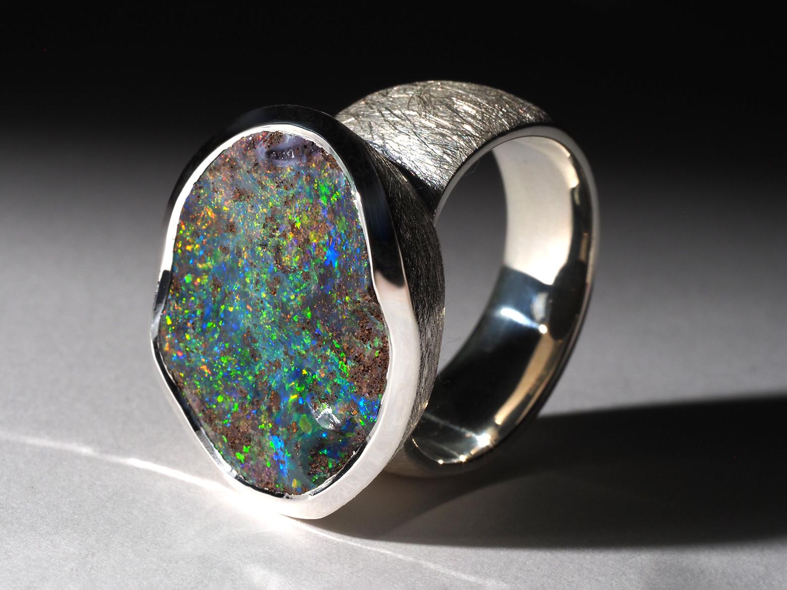 Grande anello di opale Boulder in argento Anello di dichiarazione con pietra preziosa colorata da 8 carati in vendita 3