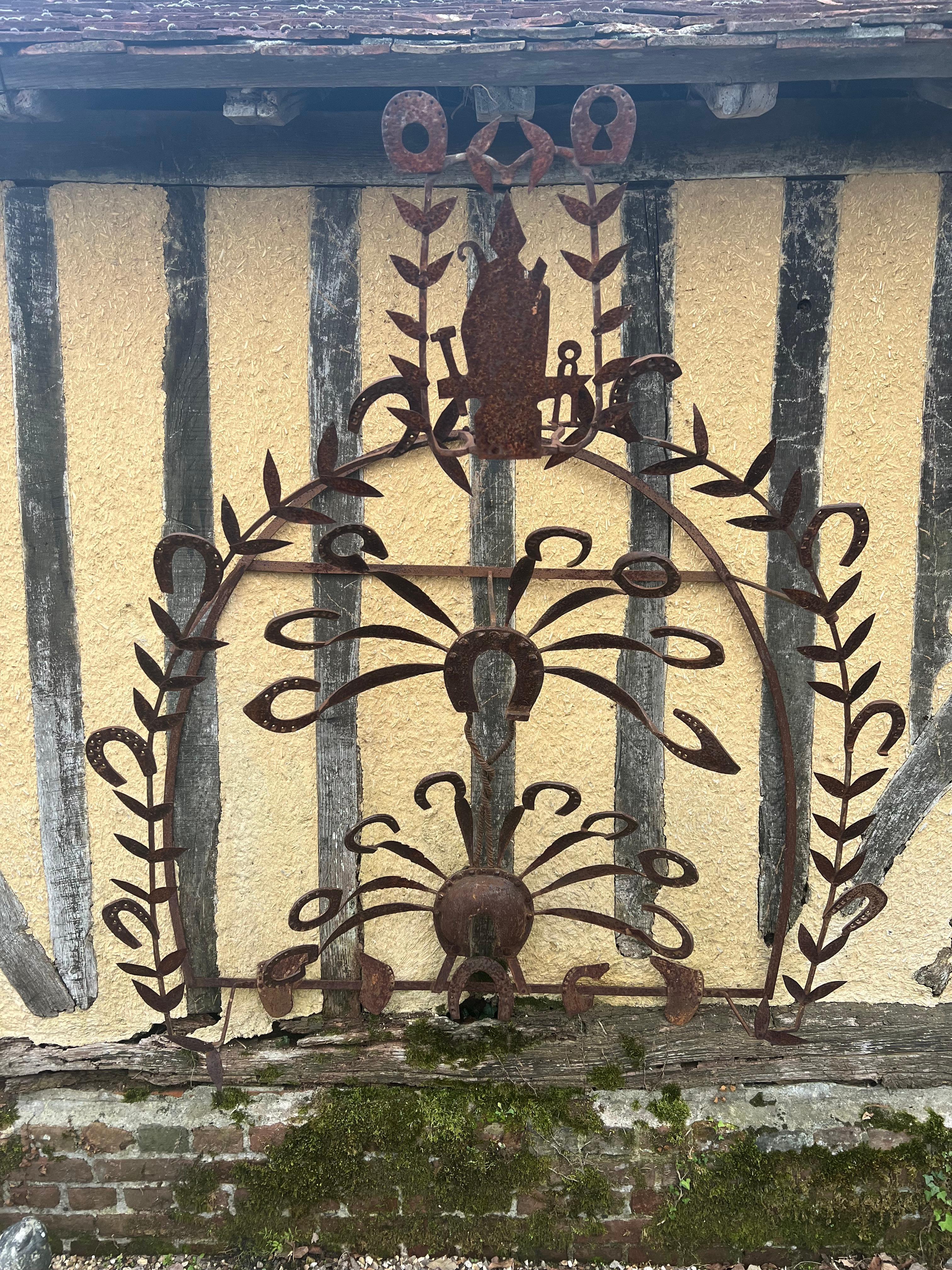 A true masterpiece of 19th-century craftsmanship, this important Saint-Eloi bouquet in wrought iron embodies the skill and dedication of a master farrier at the culmination of his Compagnons du Devoir journey. Traditionally suspended above the