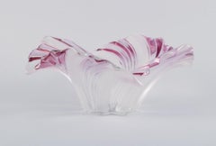 Large bowl in art glass made in purple and frosted glass.