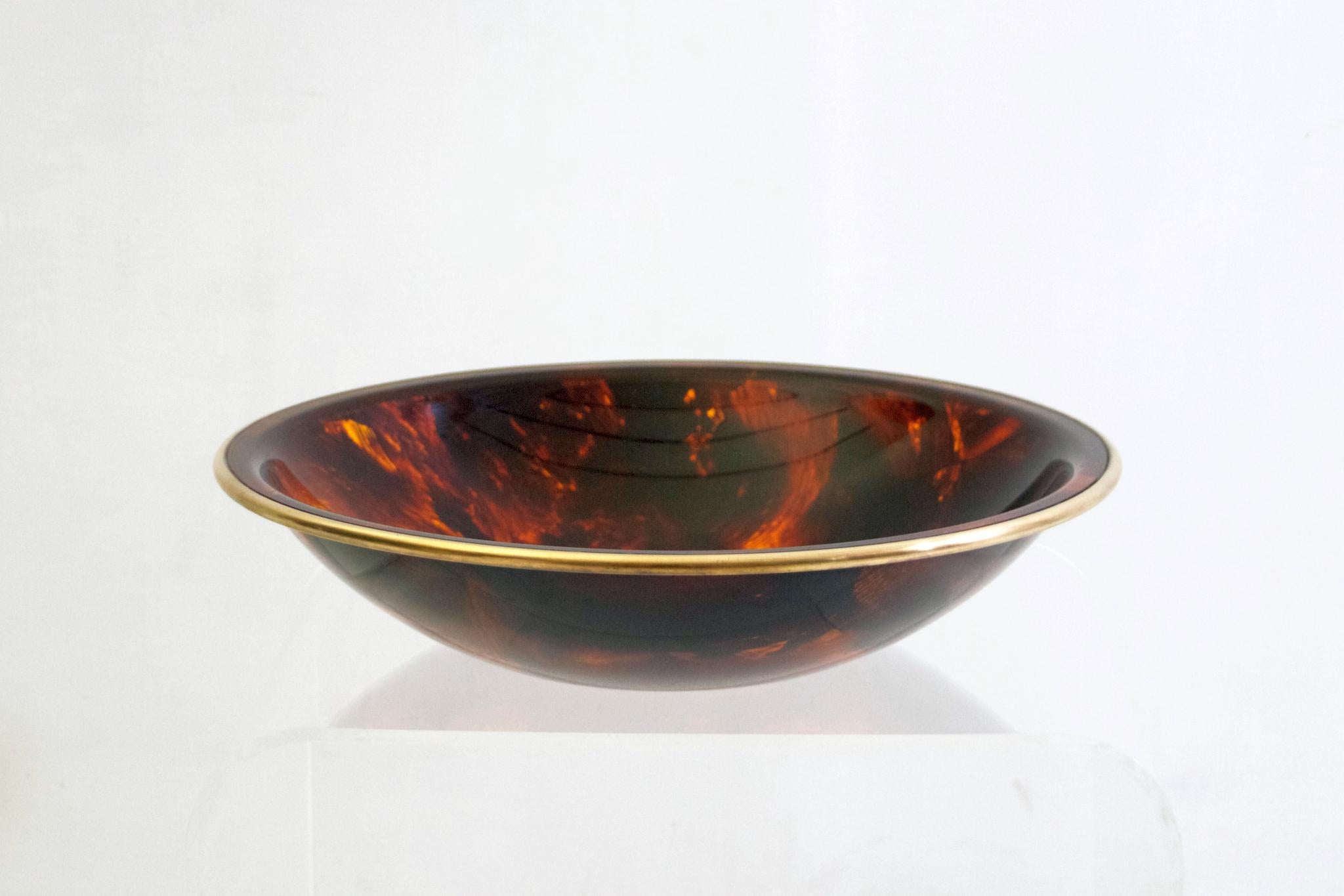 Large Bowl in Faux Tortoise Lucite and Brass, Italy In Good Condition In Albano Laziale, Rome/Lazio