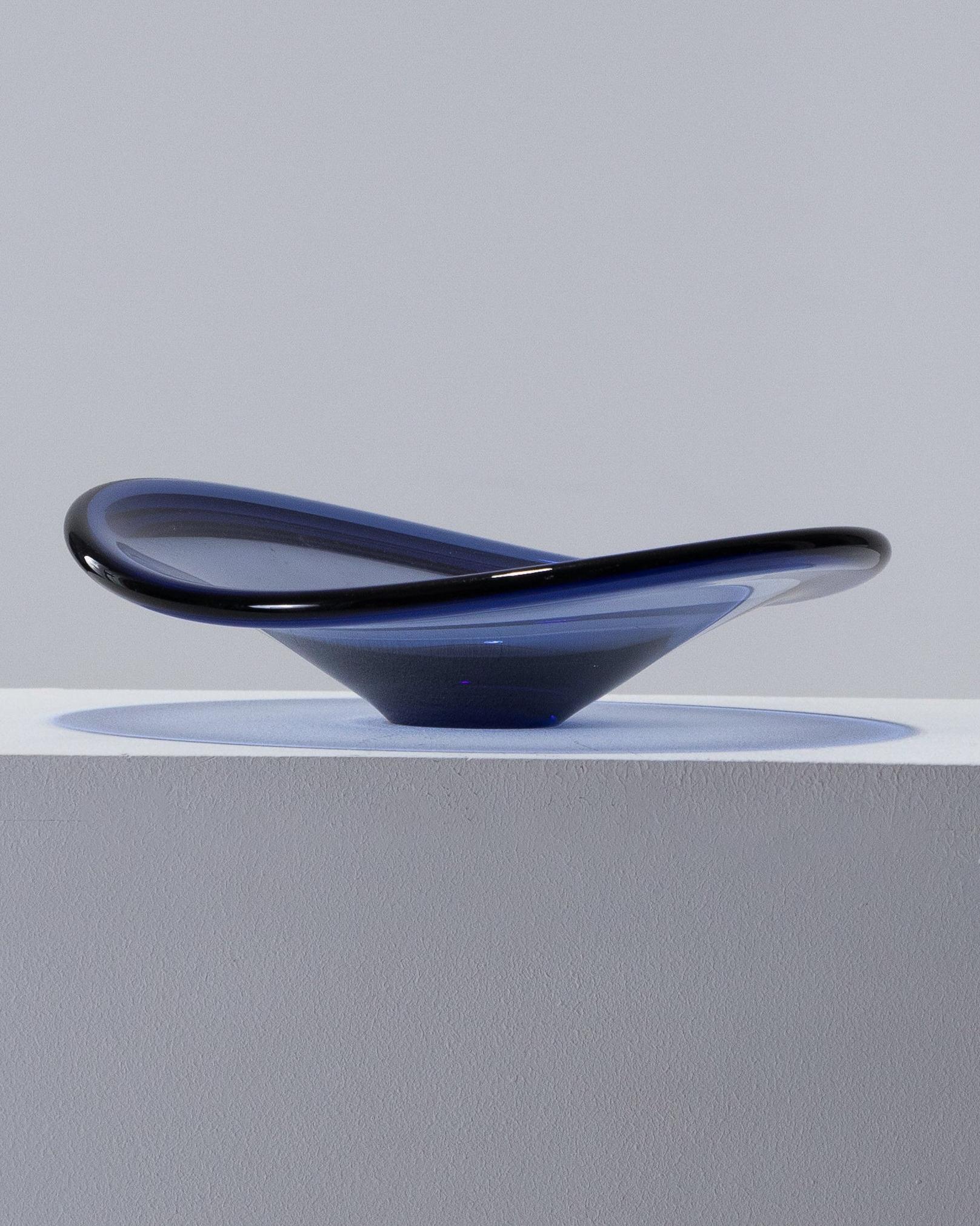 Große Schale aus dickem blauen Glas des schwedischen Glasherstellers Holmegaard, 1950er Jahre. Das Licht hebt die Form dieser hohlen Schale aus blau getöntem, transparentem Glas hervor. Er ist rund und leicht gewölbt und ruht auf einem runden