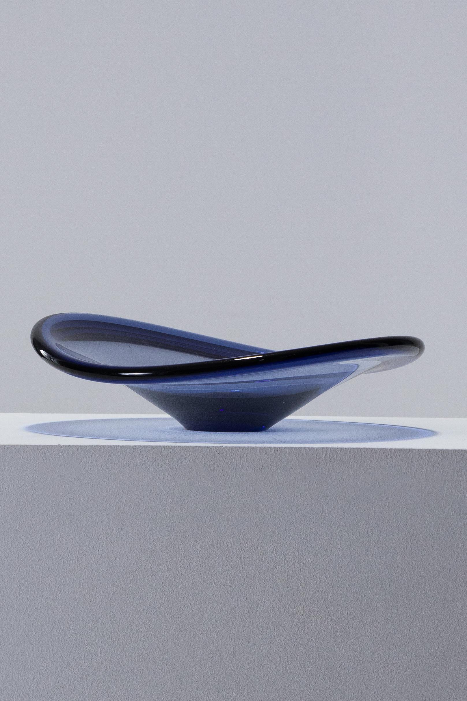 Mid-Century Modern Grand bol en verre épais bleu, années 1950 en vente
