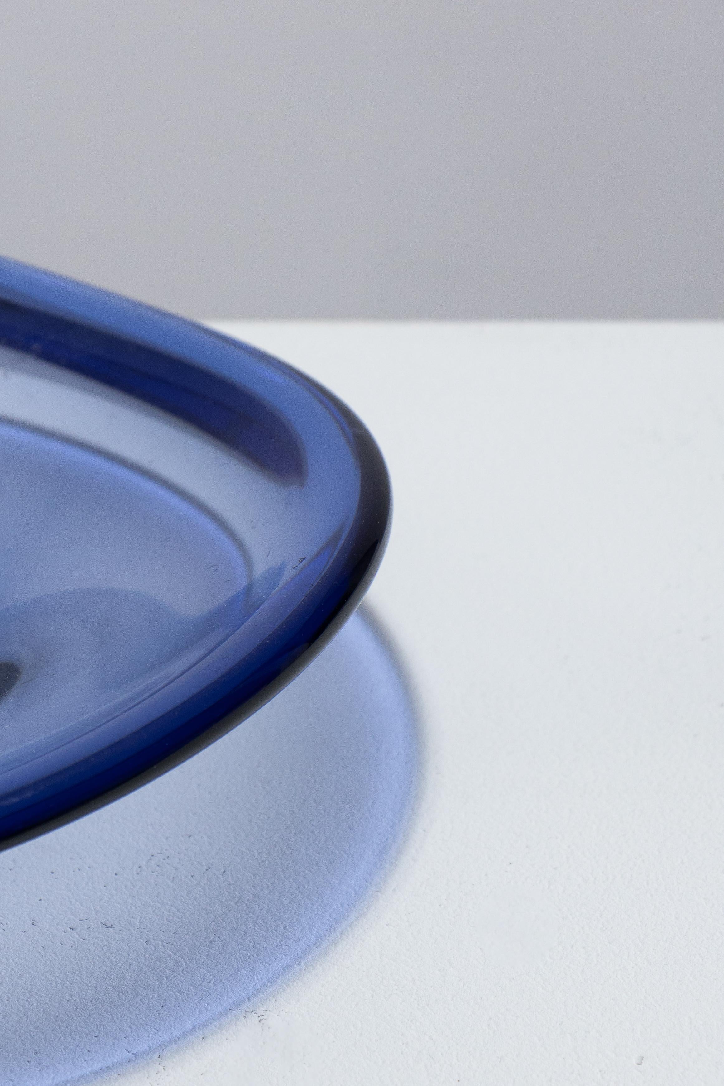 Grand bol en verre épais bleu, années 1950 Bon état - En vente à PARIS, FR