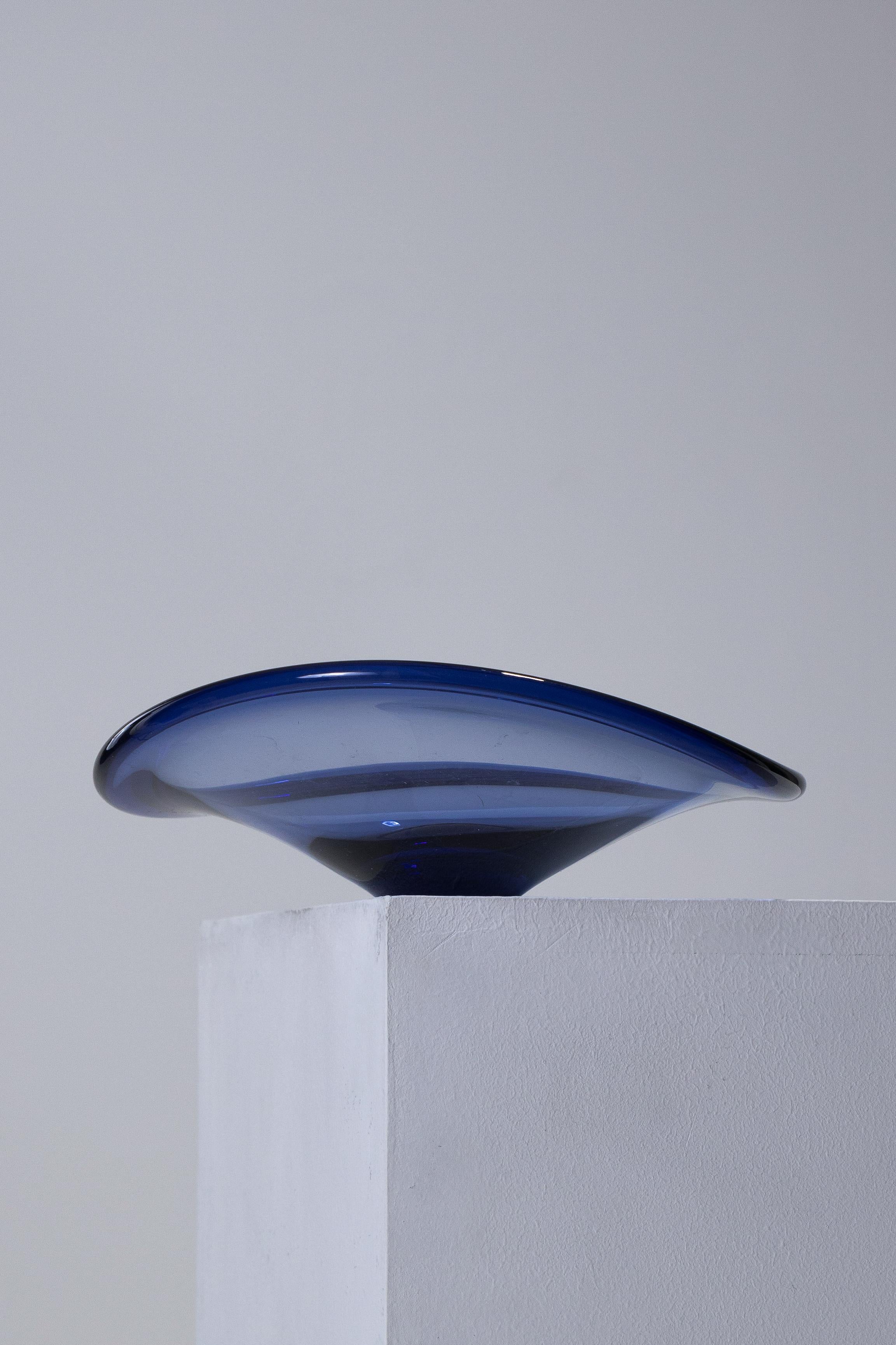 Verre Grand bol en verre épais bleu, années 1950 en vente