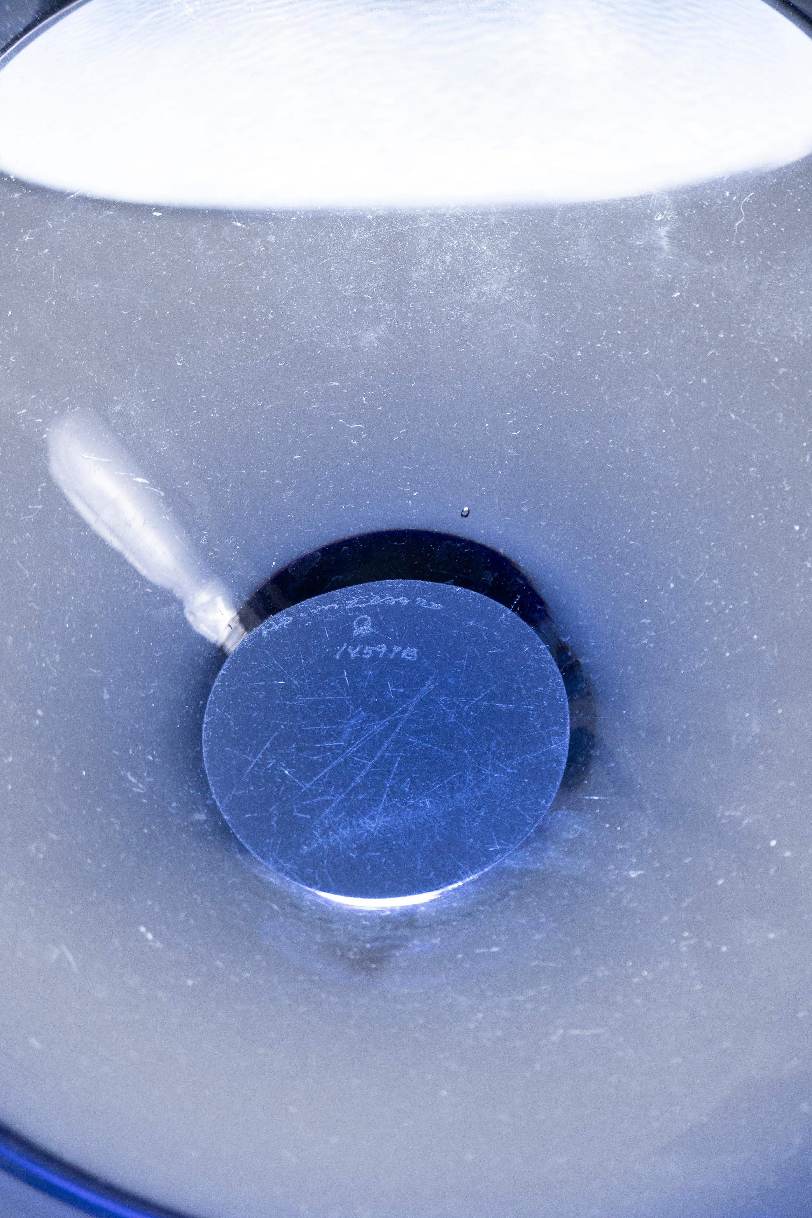 Grand bol en verre épais bleu, années 1950 en vente 3