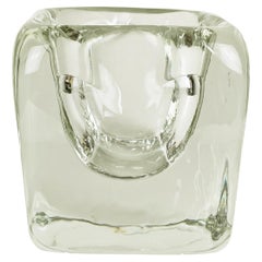 Grand bol en verre transparent épais, travaillé à la main et posé sur du sol, années 1960