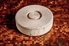 Caja grande con atuendo travertino. a Pier Alessandro Giusti y Egidio Di Rosa