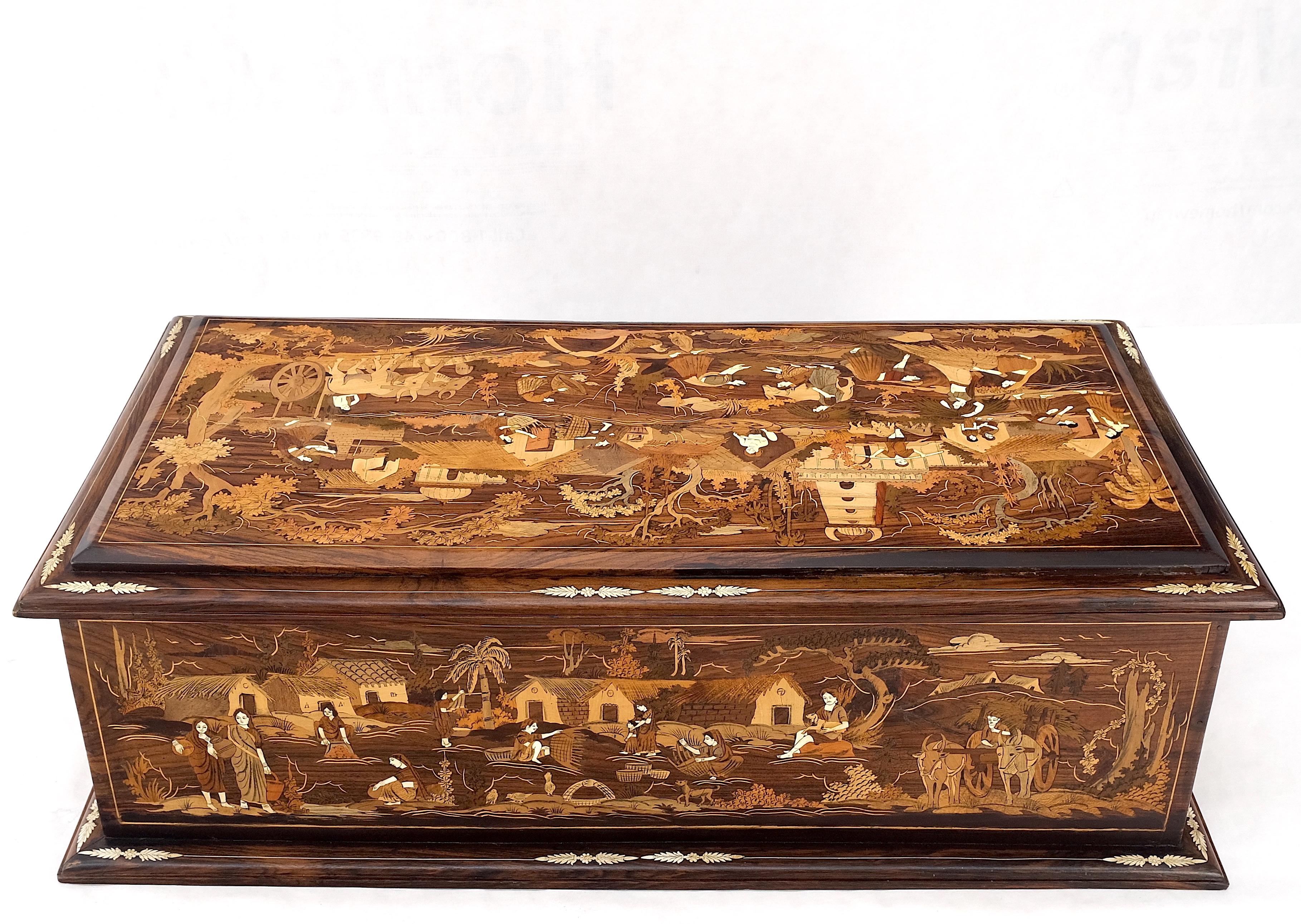 Grand coffret de rangement en bois de rose incrusté d'os Scène de village avec très beaux détails en vente 7