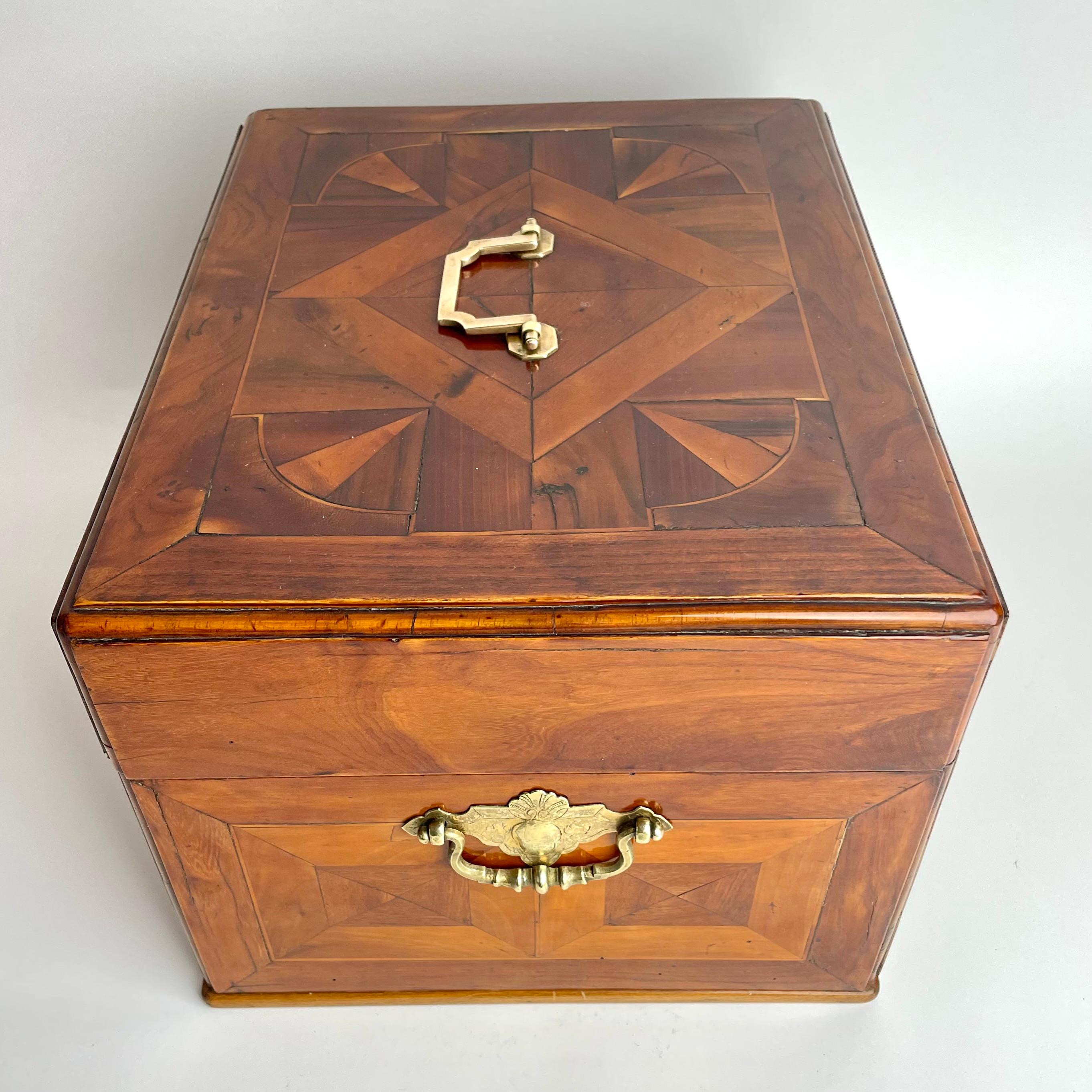 Large box with inlay of various fruit woods. Baroque, early 18th Century For Sale 5