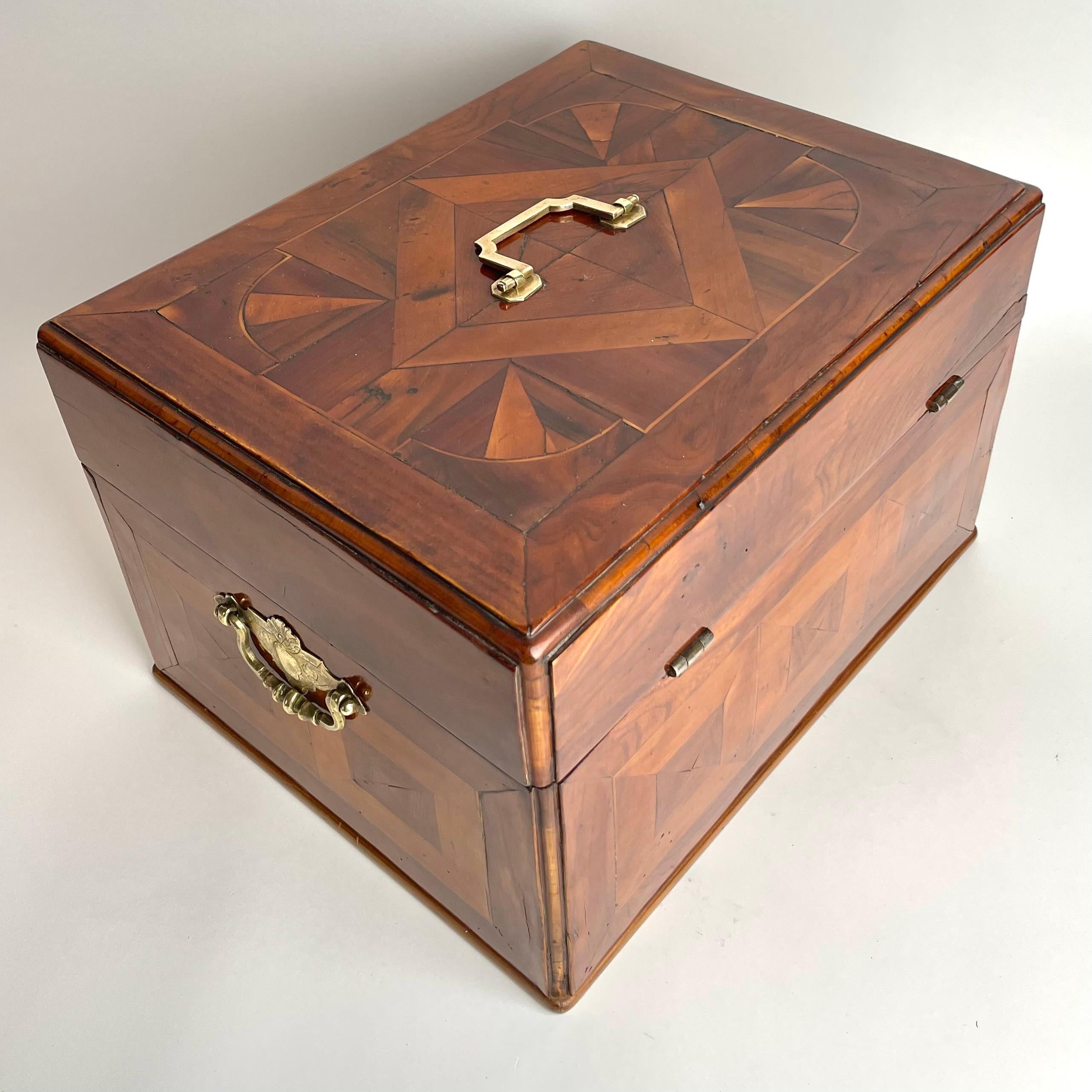 Large box with inlay of various fruit woods. Baroque, early 18th Century For Sale 7