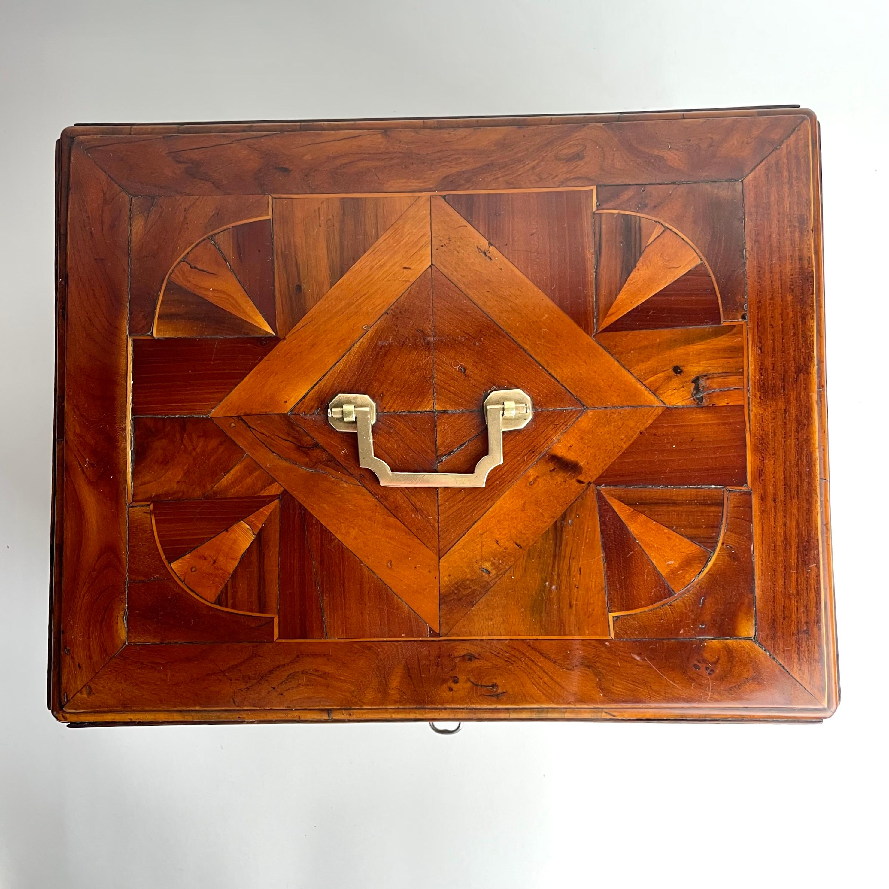 Large box with inlay of various fruit woods. Baroque, early 18th Century For Sale 11