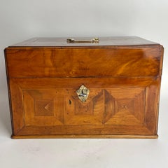 Caja grande con incrustaciones de varias maderas frutales. Barroco, principios del siglo XVIII