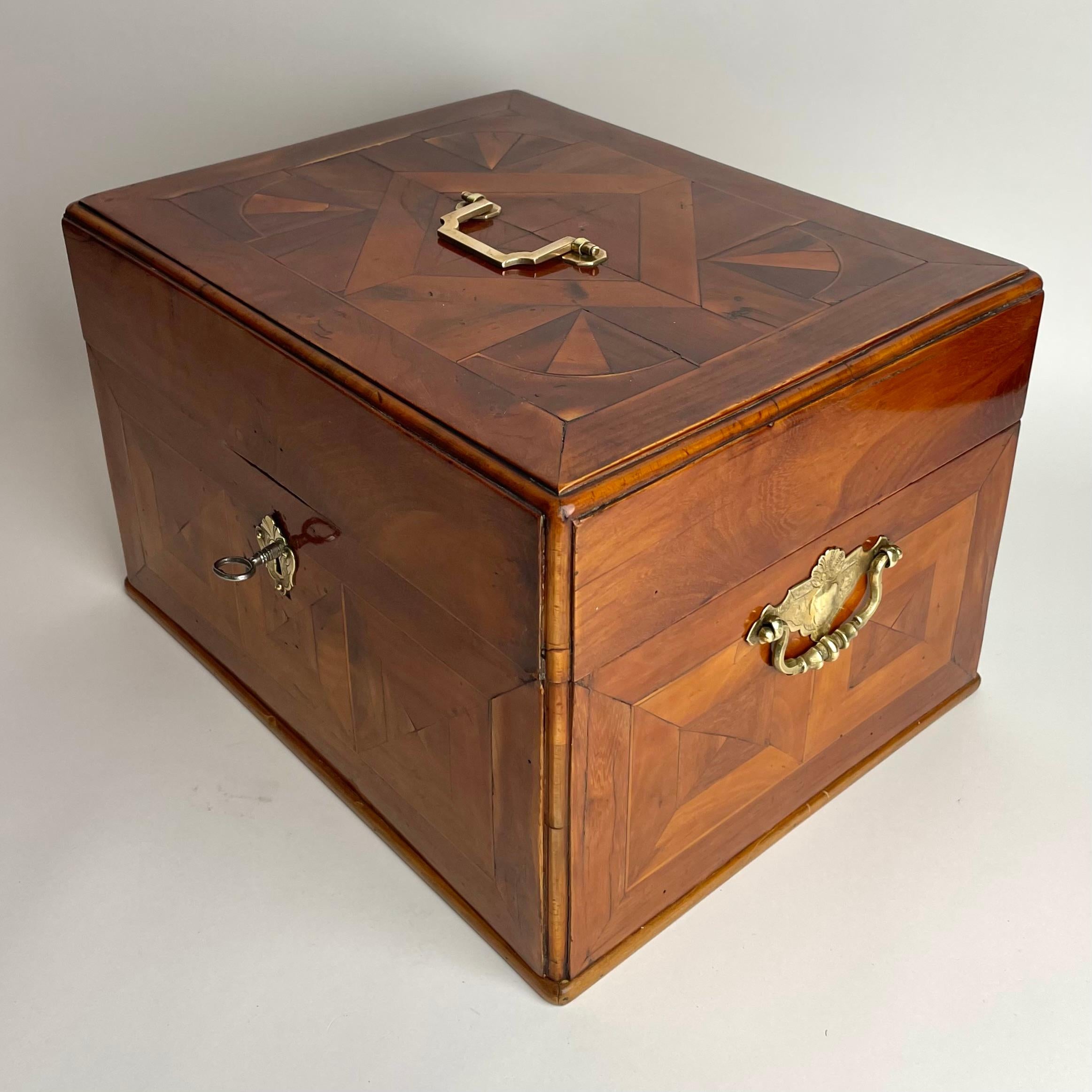 Large box with inlay of various fruit woods. Baroque, early 18th Century For Sale 2
