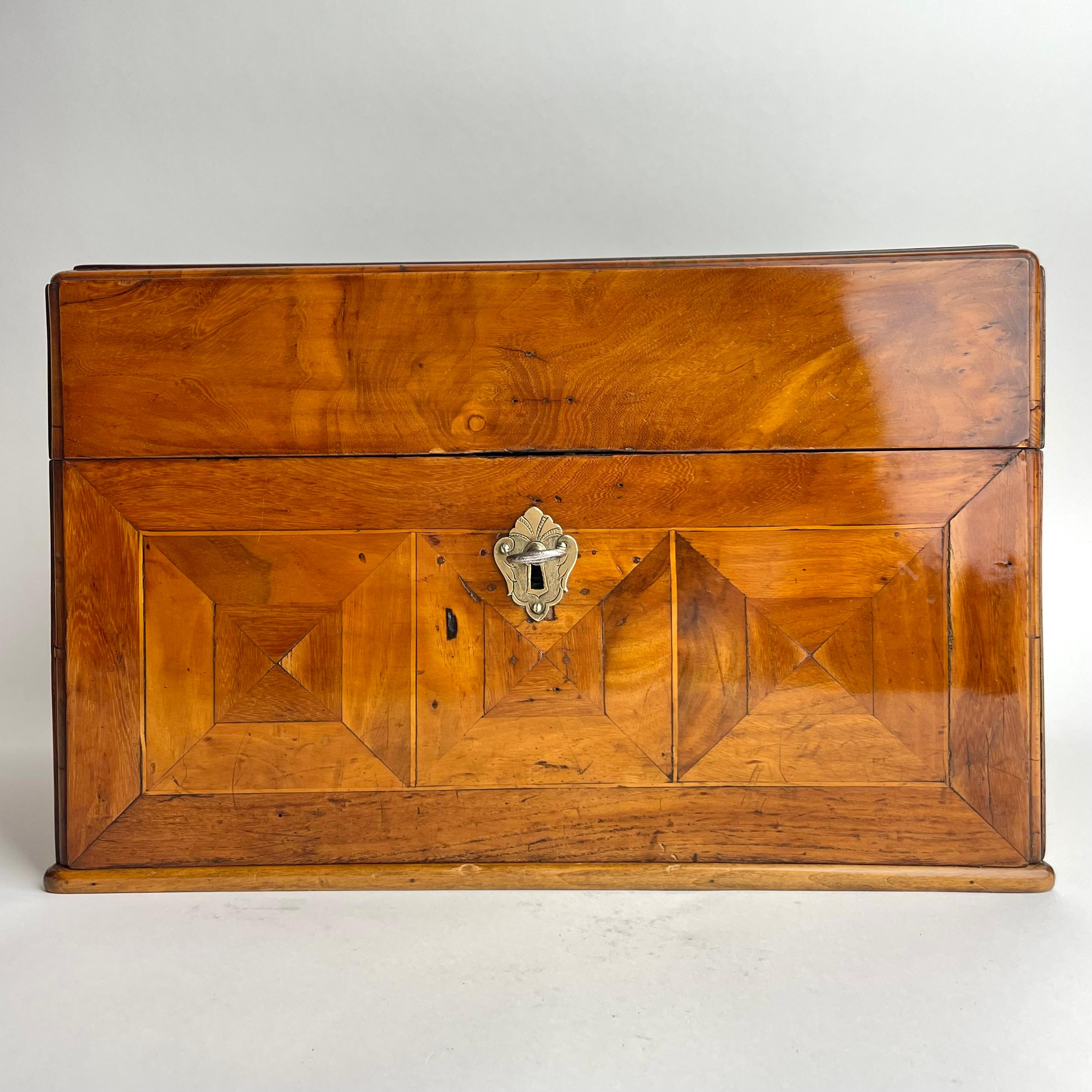 Large box with inlay of various fruit woods. Baroque, early 18th Century For Sale 3