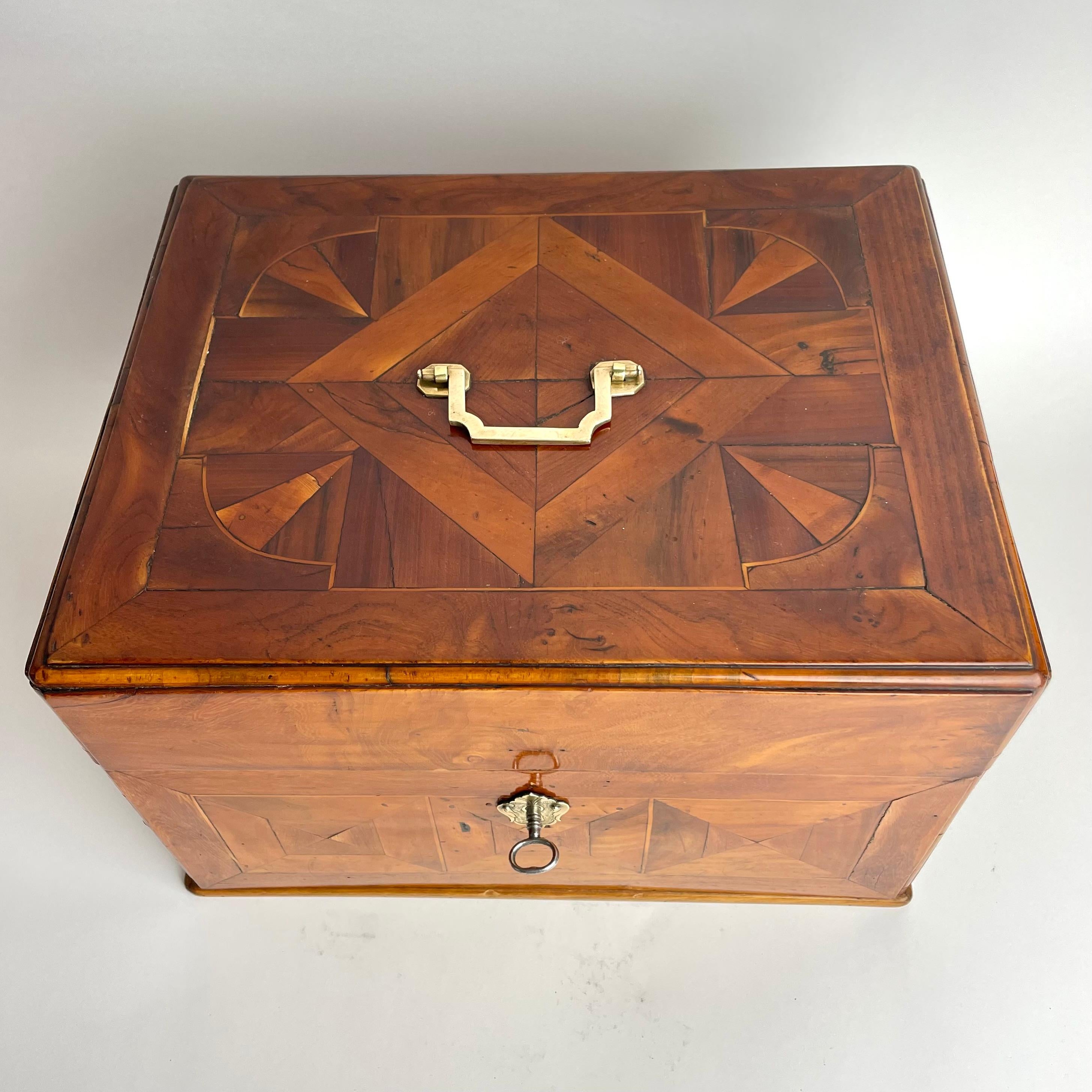 Large box with inlay of various fruit woods. Baroque, early 18th Century For Sale 4