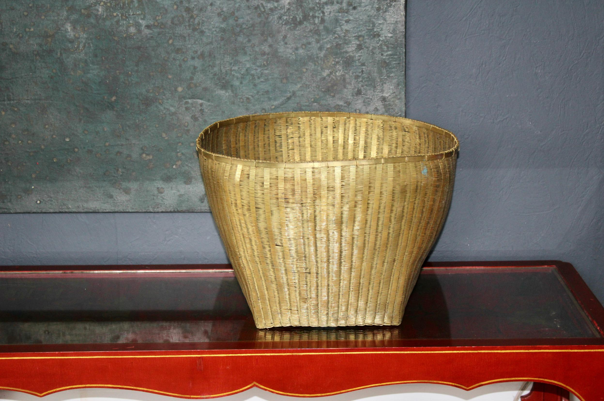 grande cesto in ottone intrecciato nello stile della Maison Jansen  alcune tracce di corrosione