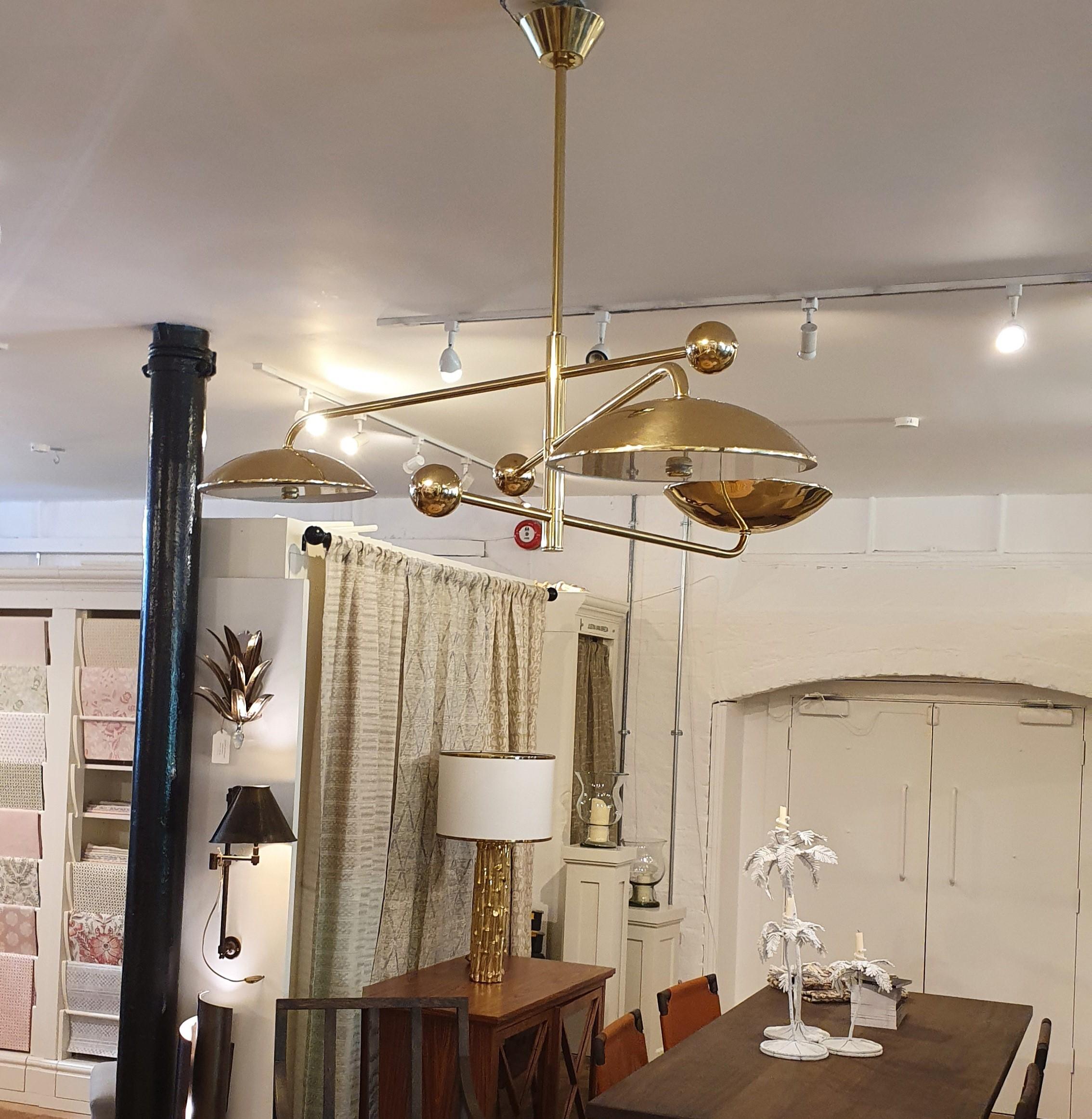 Mid-Century moderno Grande lampadario a 3 bracci in ottone con lunghi bracci mobili e paralumi ruotabili in vendita